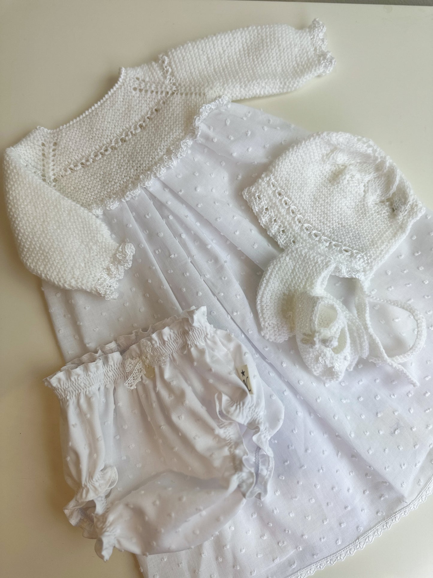 Conjunto compuesto por faldon, culotte, capota y patucos para reborn de 40 cm