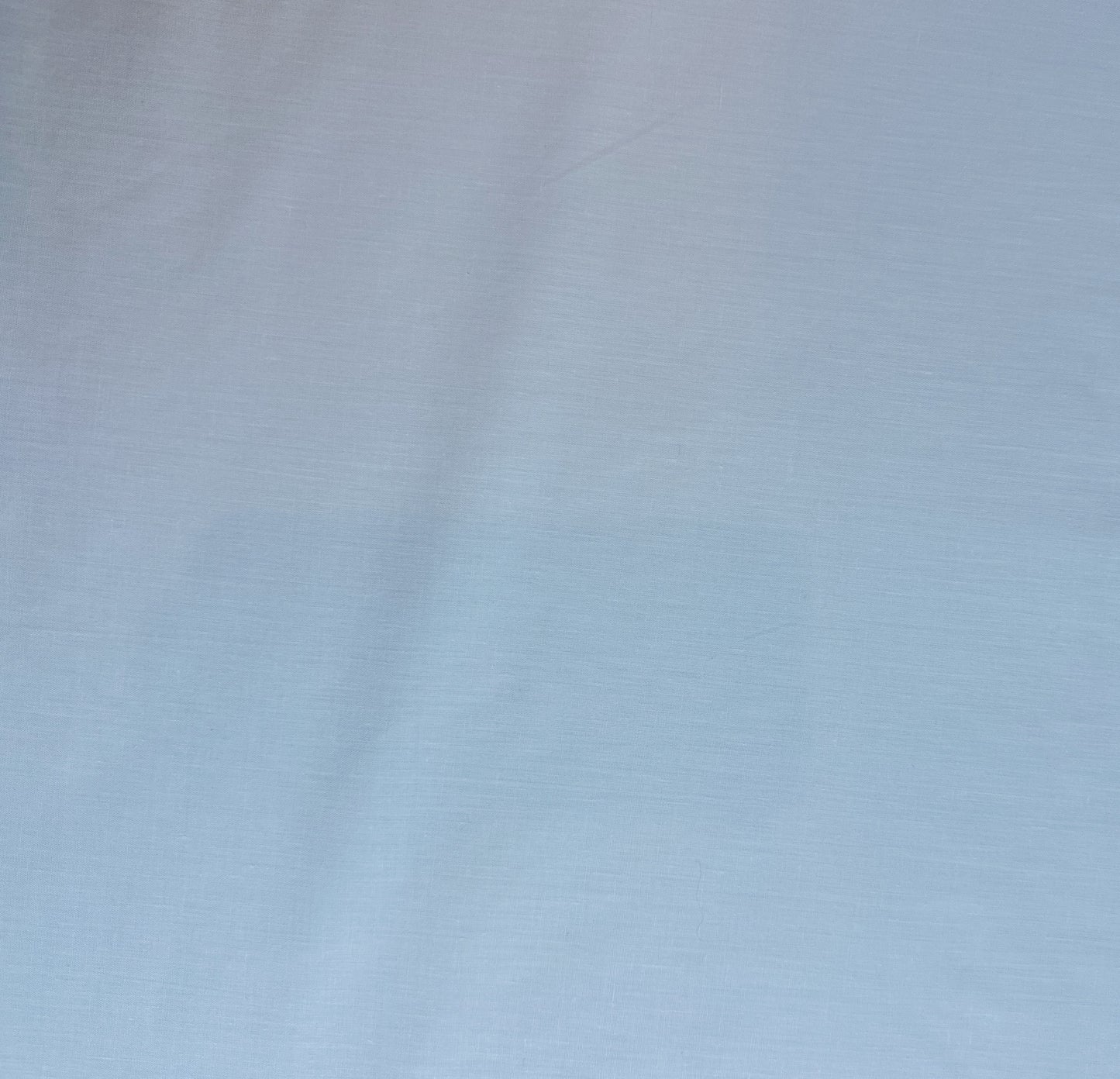 BATISTA BLANCA 67 ALGODÓN 33 POLYESTER DE 1,5 METROS DE ANCHO. ANTE 7,10 EUROS/ METRO. AHORA 6€/METROS