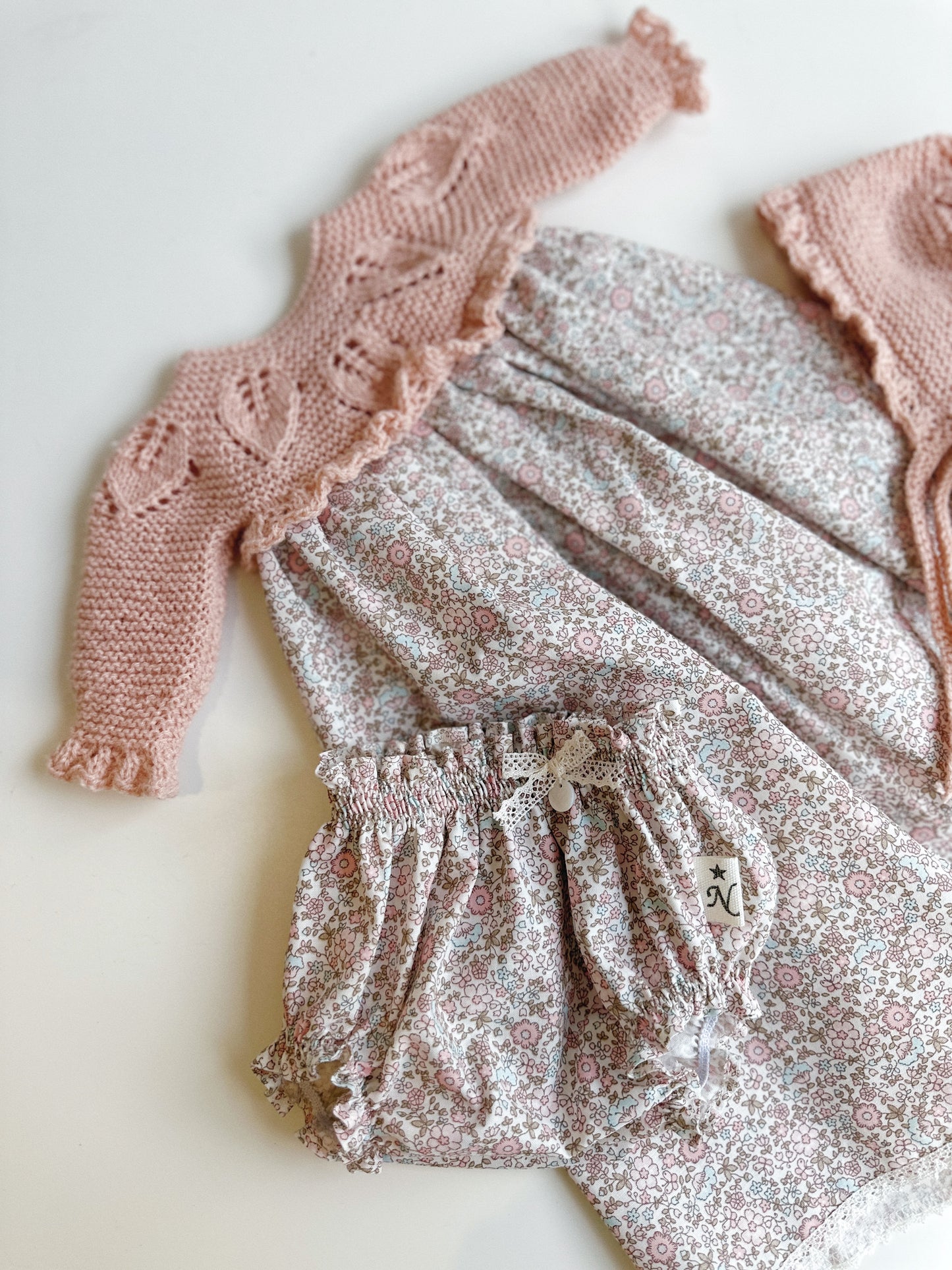 Conjunto compuesto por faldon, culotte, capota y patucos para reborn de 52