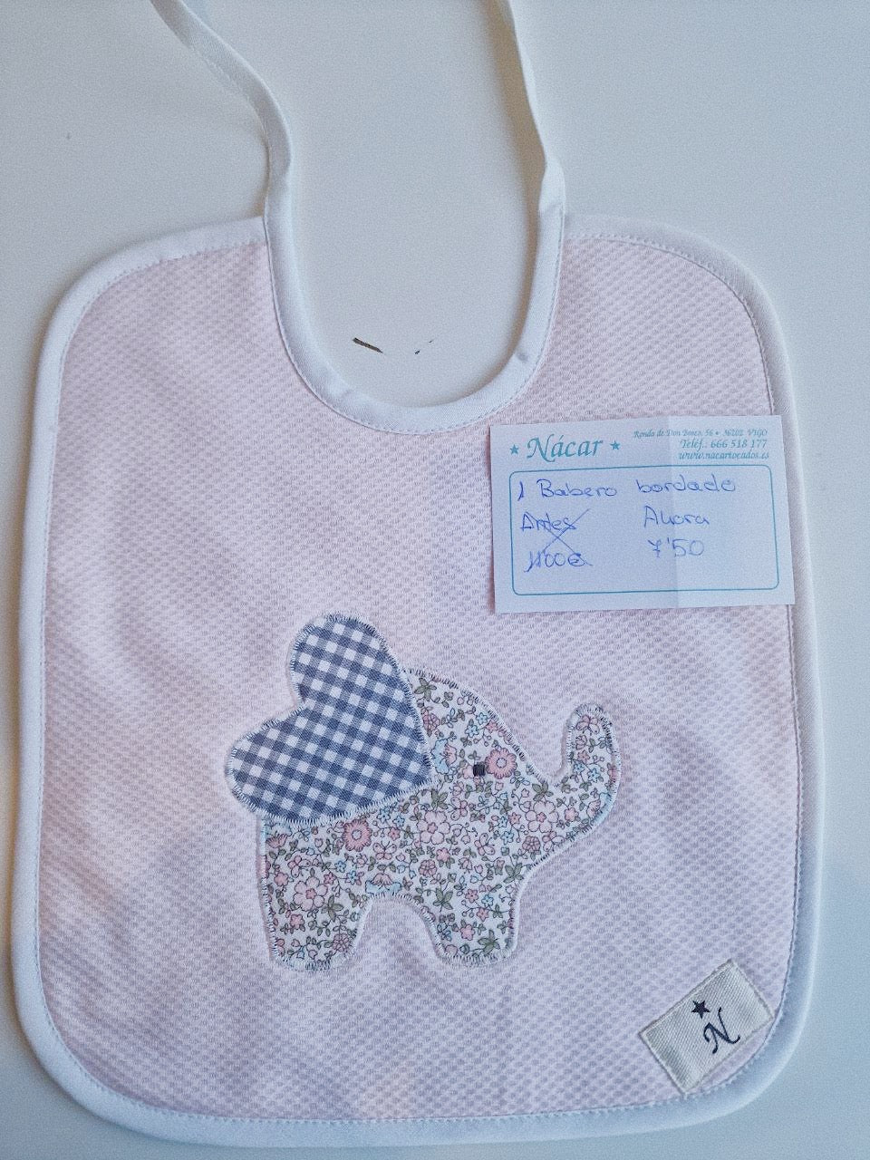 BABERO BORDADO BEBÉ