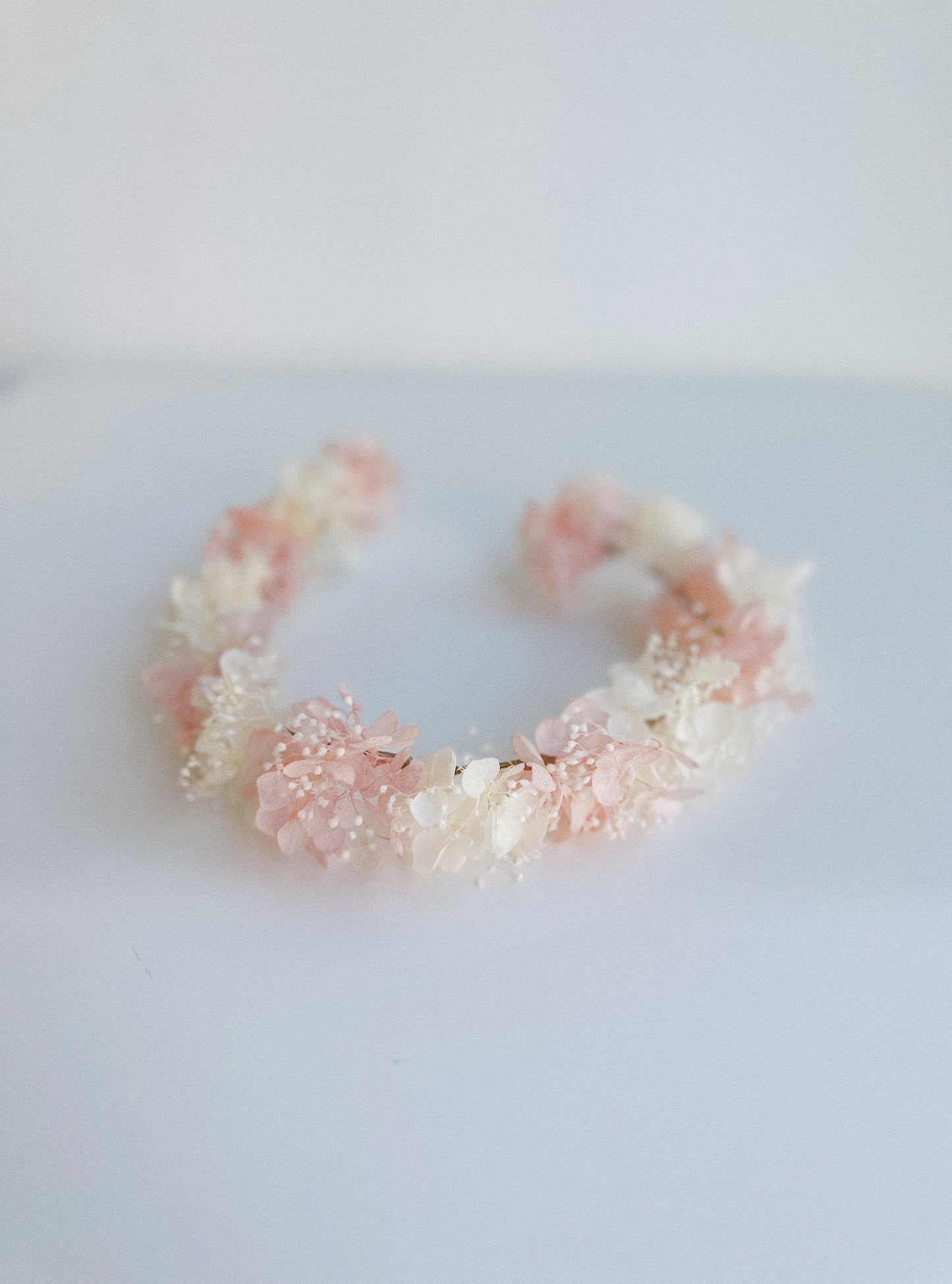 CORONA PRIMERA COMUNION FLOR PRESERVADA TONOS ROSAS Y BLANCO ROTO