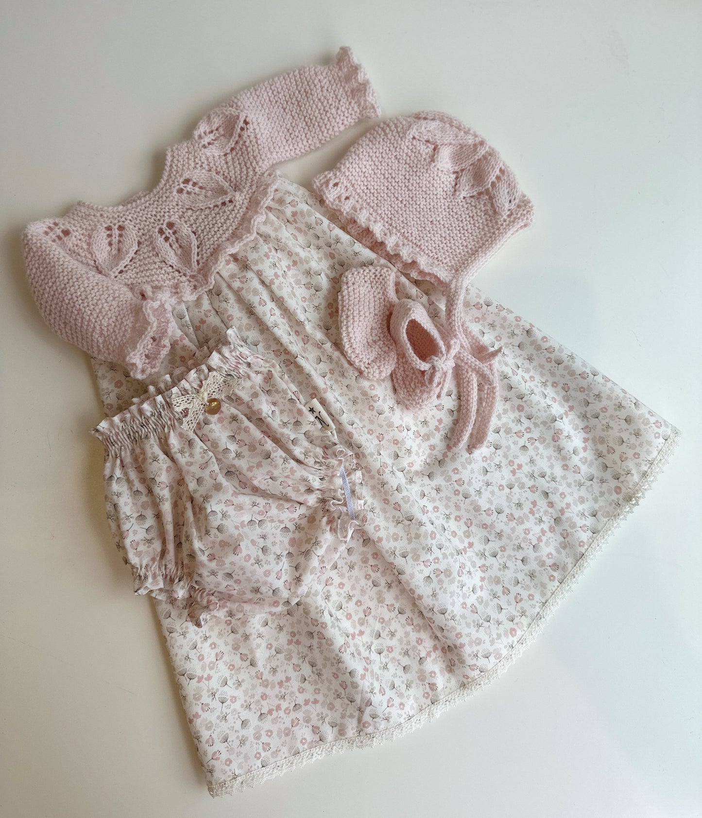 Conjunto compuesto por faldon, culotte, capota y patucos para reborn de 42 cm