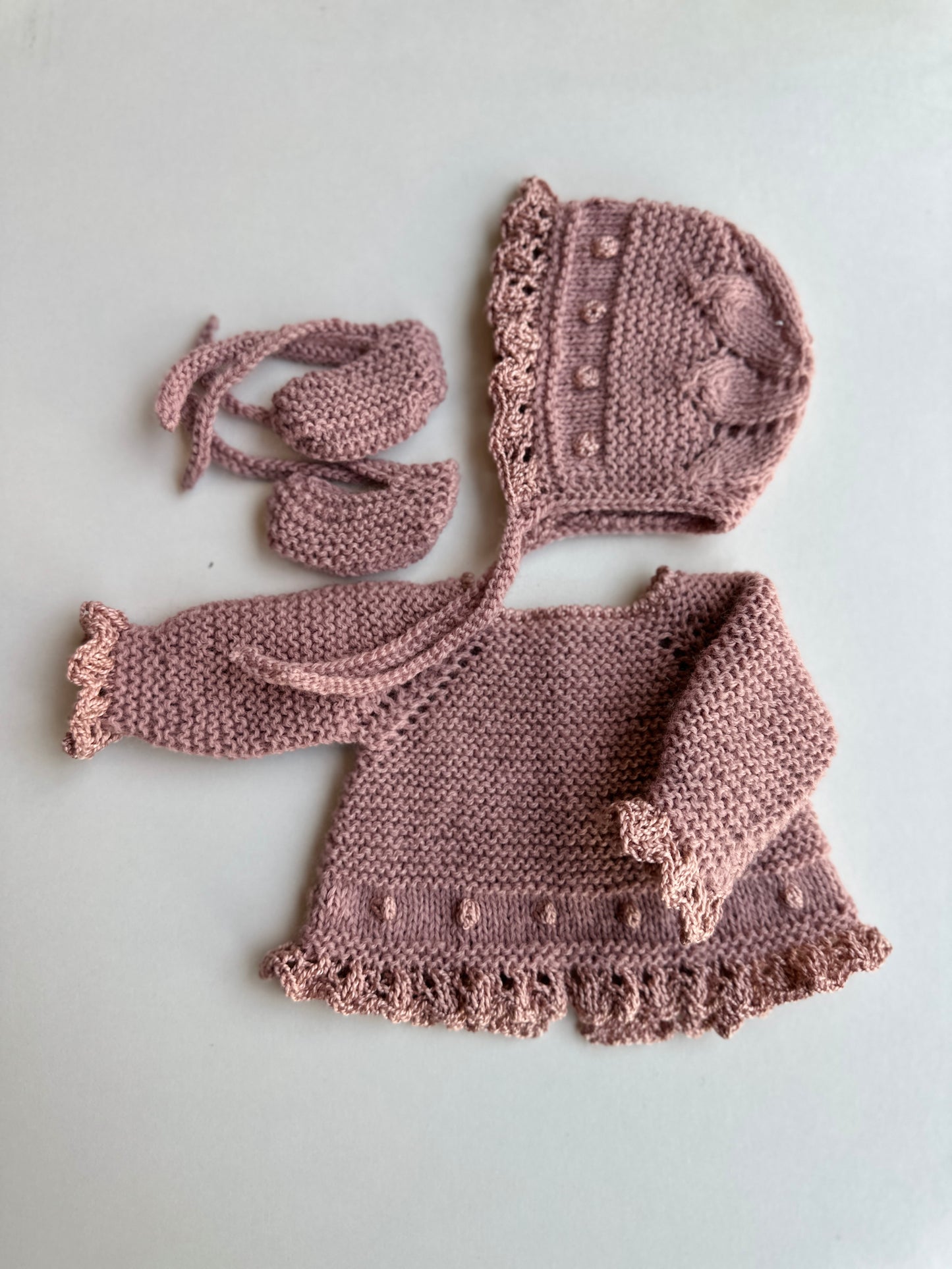 Conjunto punto rosa viejo hecho a mano capota, jersey y patucos