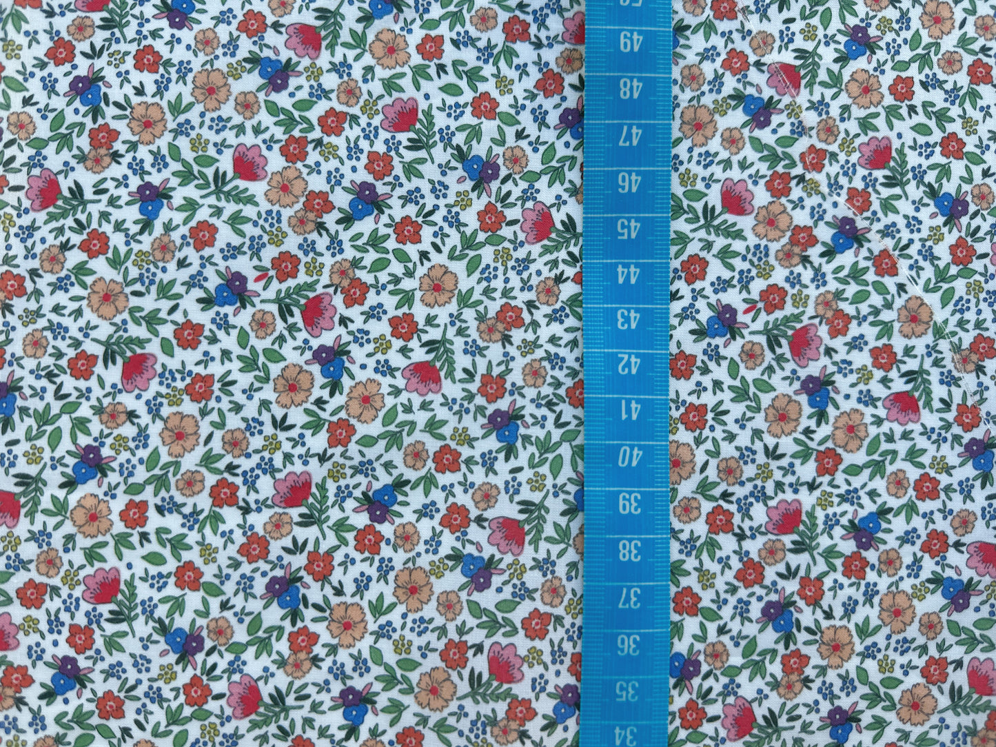 TELA ESTAMPADA DE 1,5 METROS DE ANCHO. 10 EUROS/ METRO.