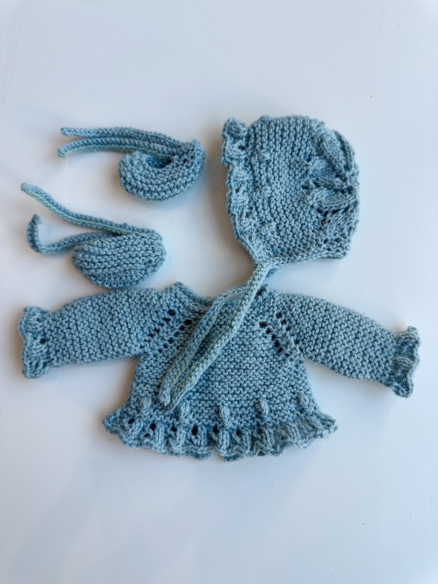 Conjunto jersey con capota y patucos lana azul viejo para muñeco de 21cm