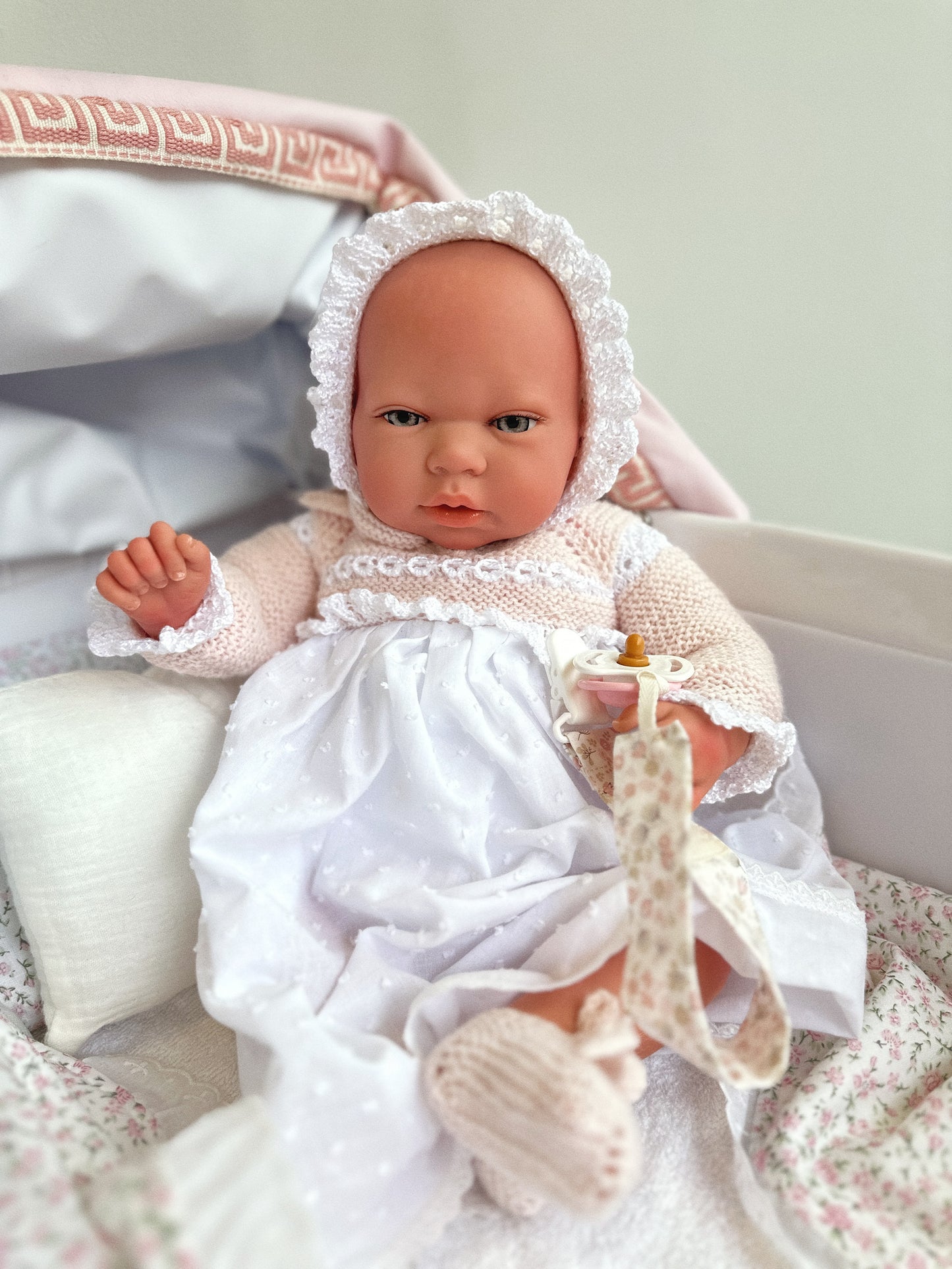 REBORN 40 CENTÍMETROS VESTIDO CON CAPOTA, CUELLO, FALDON ,CULOTTE, PATUCOS Y CHUPETE.