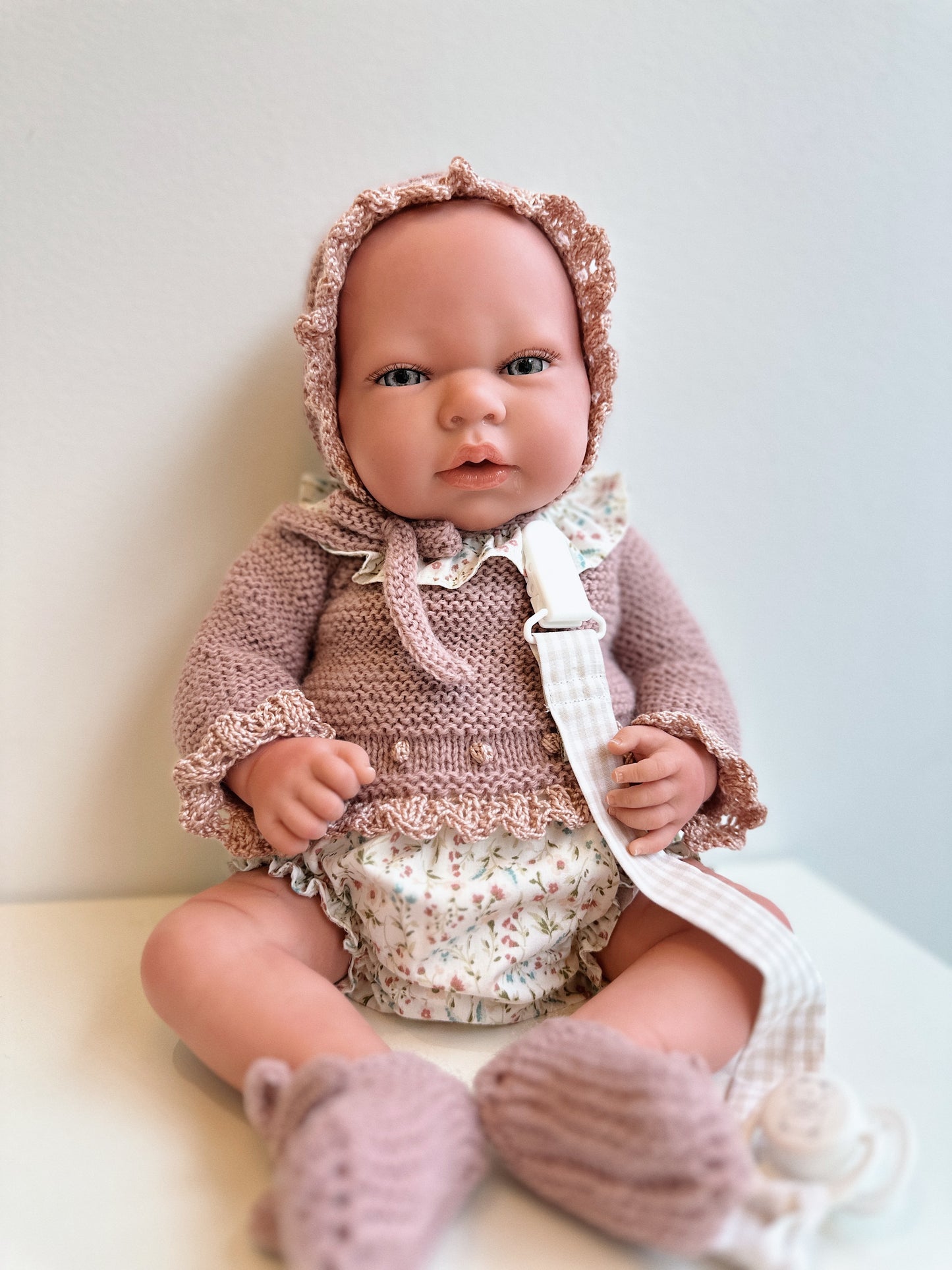 REBORN 40 CENTÍMETROS VESTIDO CON CAPOTA, JERSEY/ CHAQUETA, CULOTTE, CUELLO, CHUPETERO Y PATUCOS