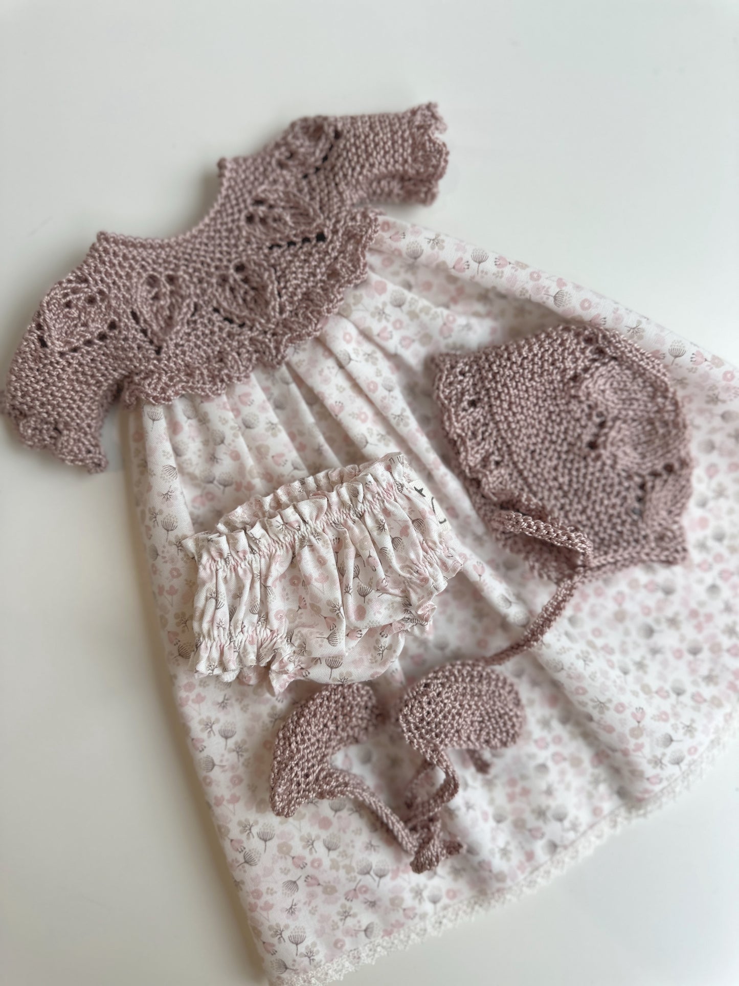 Conjunto compuesto por faldon, culotte, capota y patucos para muñecos de 34 cm