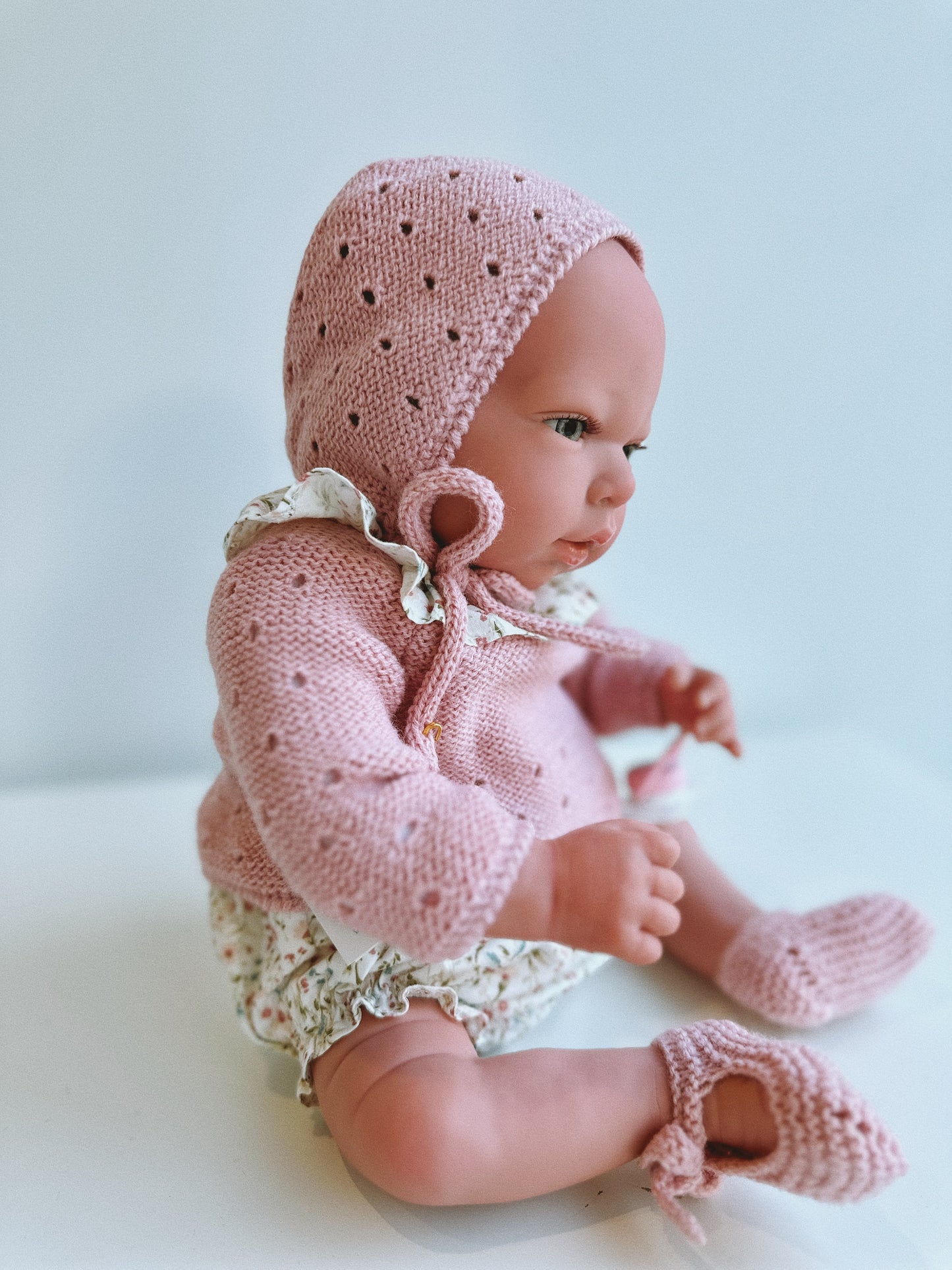 REBORN 40 CENTÍMETROS VESTIDO CON CAPOTA CON POMPON, BLUSA CON CUELLO, POLAINA, PATUCOS Y CHUPETE