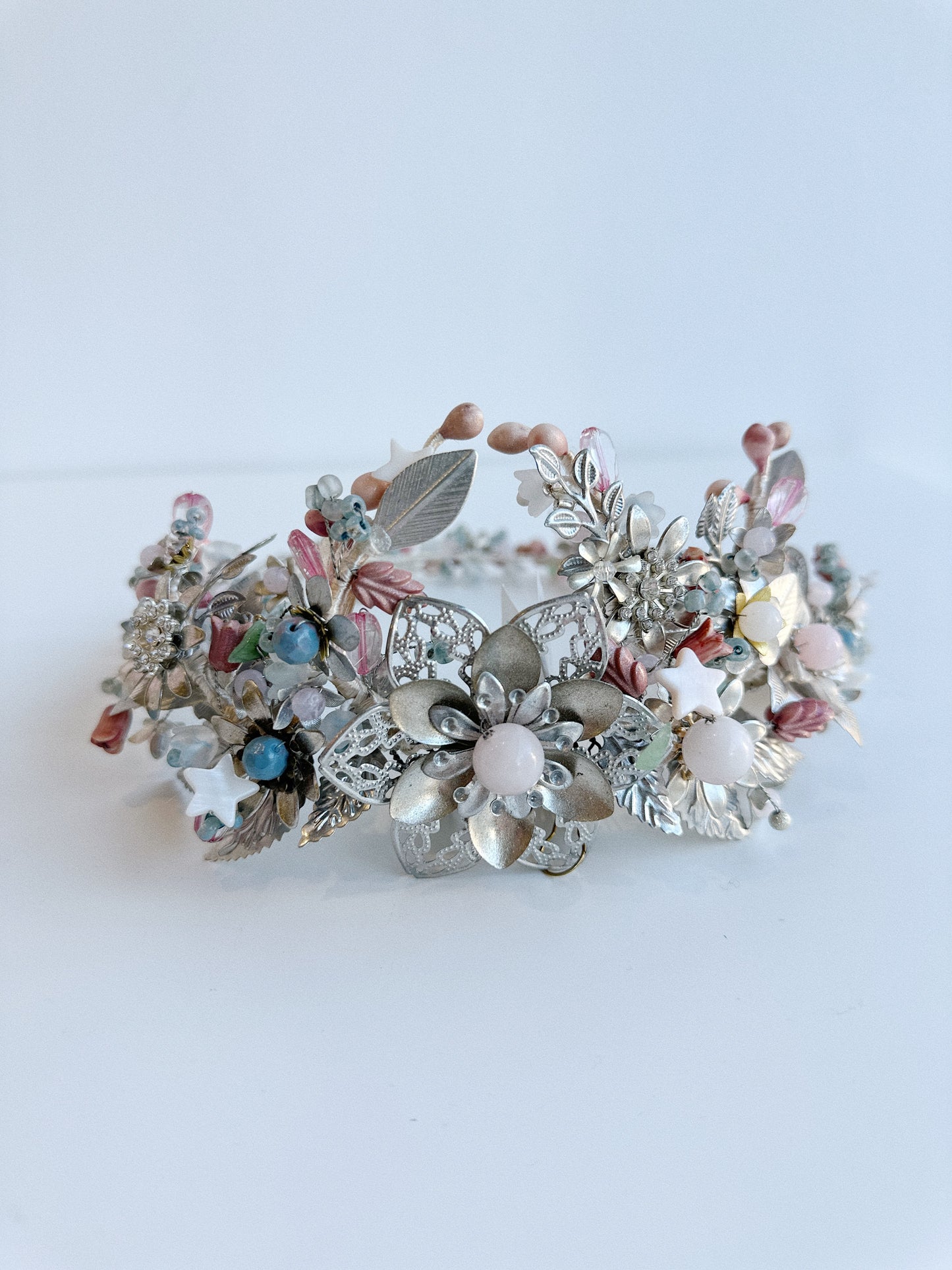 TOCADO ESTILO CORONA PLATA CON ROSA Y AZULES