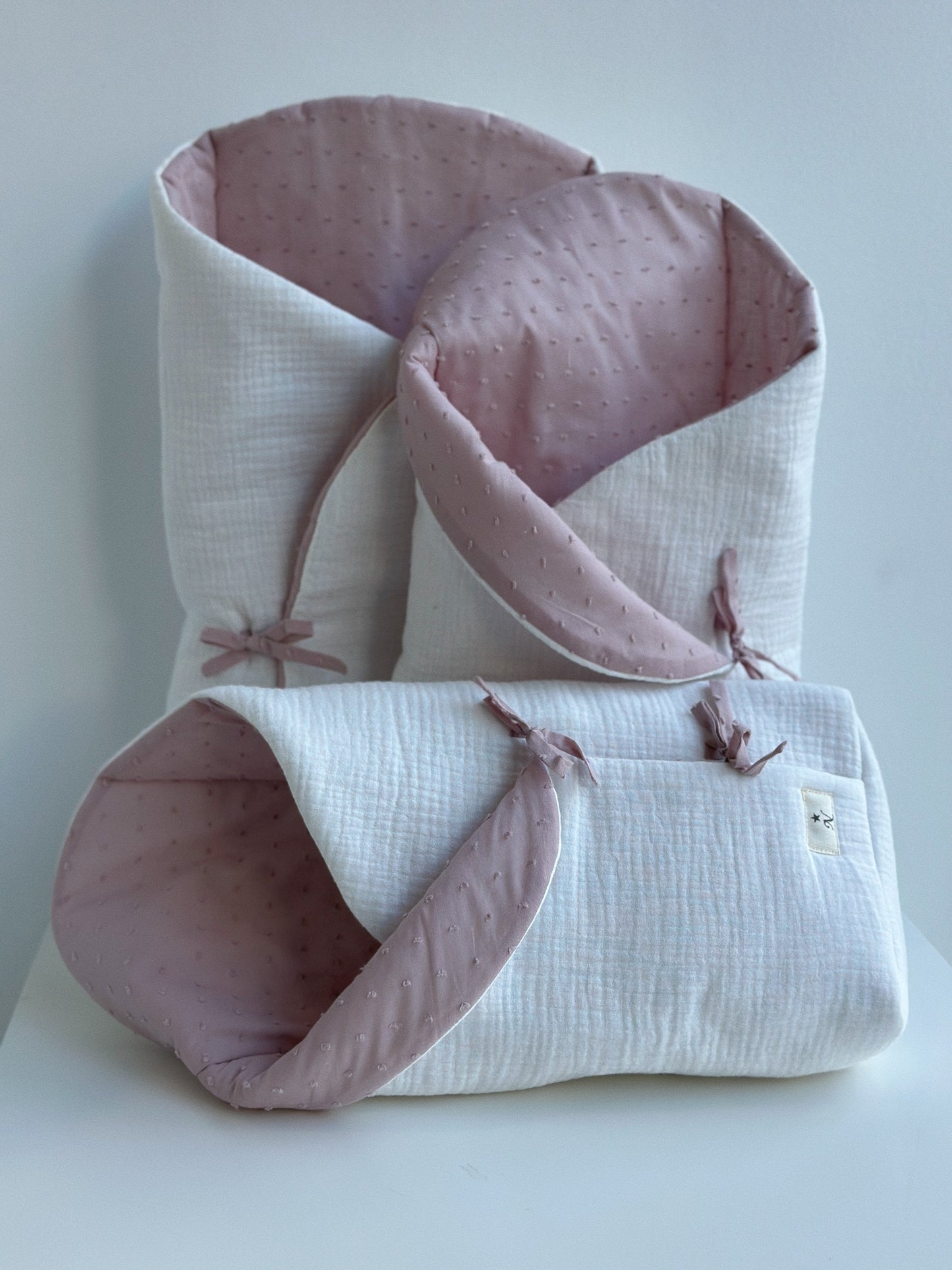 SAQUITO PARA MUÑECOS Y REBORNS MODELO BAMBULA Y PLUMETI ROSA EMPOLVADO