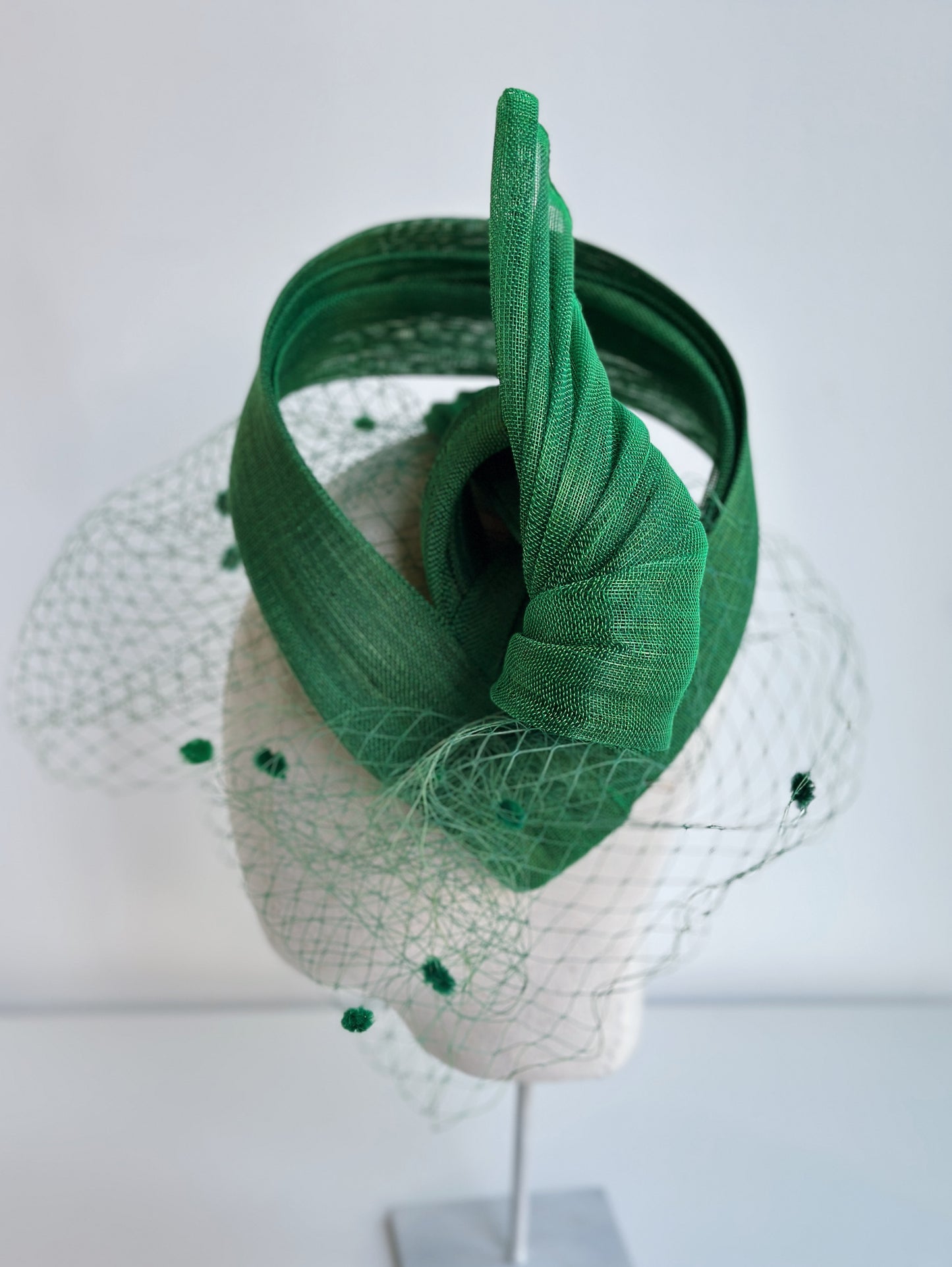 DIADEMA DE SINAMAY DE SEDA CON REDECILLA
