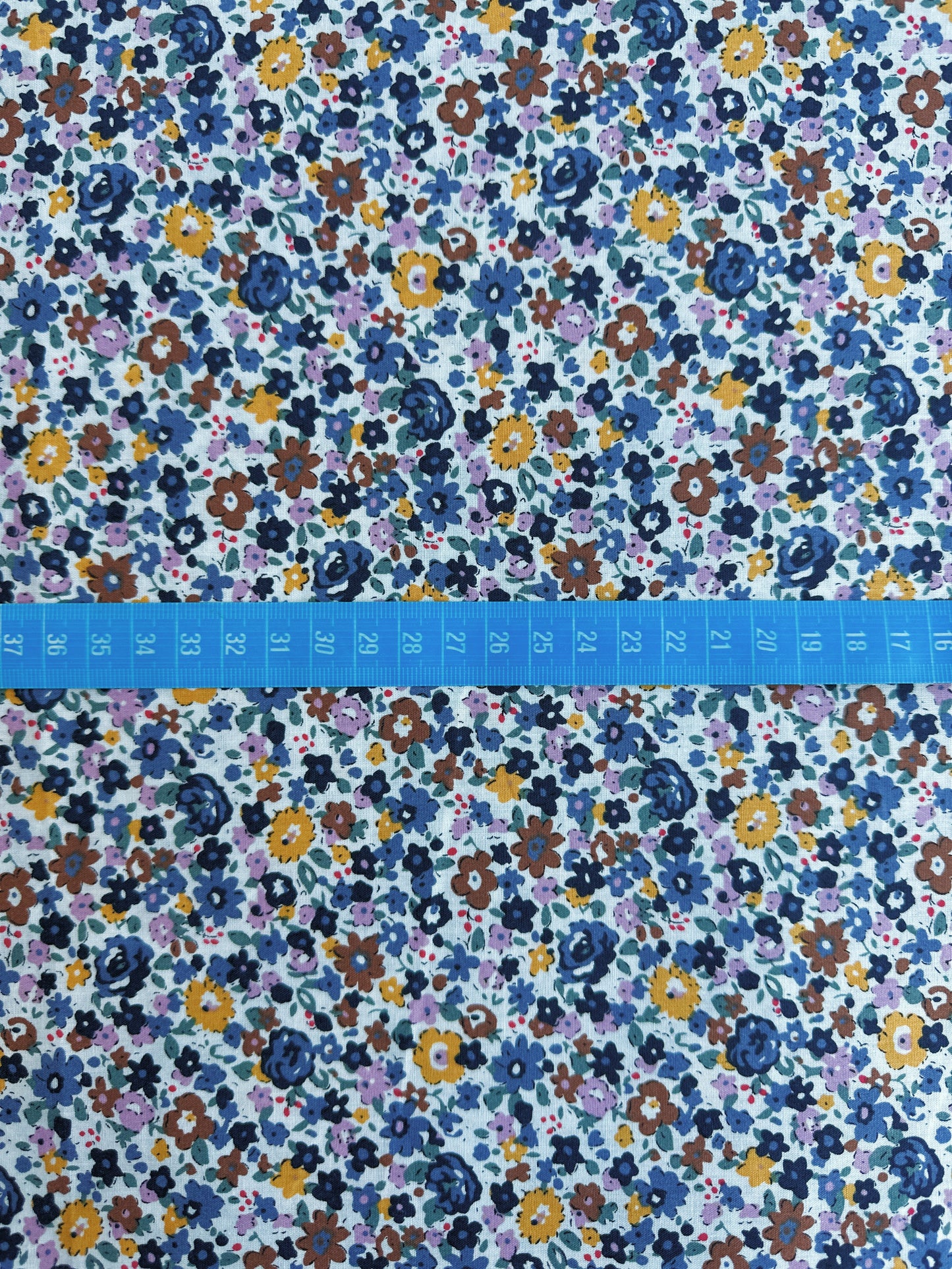 TELA ESTAMPADA DE 1,5 METROS DE ANCHO. 10 EUROS/ METRO.