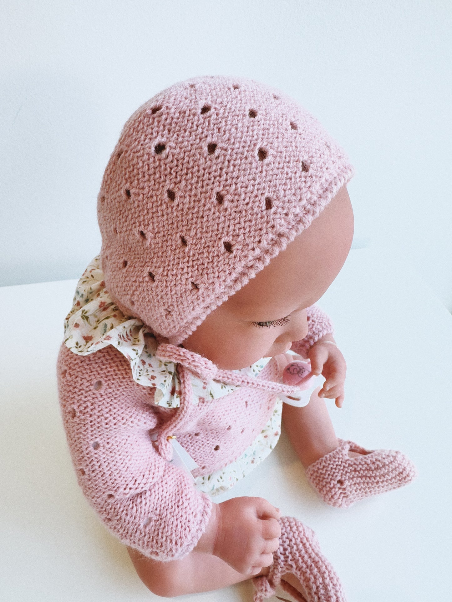 REBORN 40 CENTÍMETROS VESTIDO CON CAPOTA CON POMPON, BLUSA CON CUELLO, POLAINA, PATUCOS Y CHUPETE