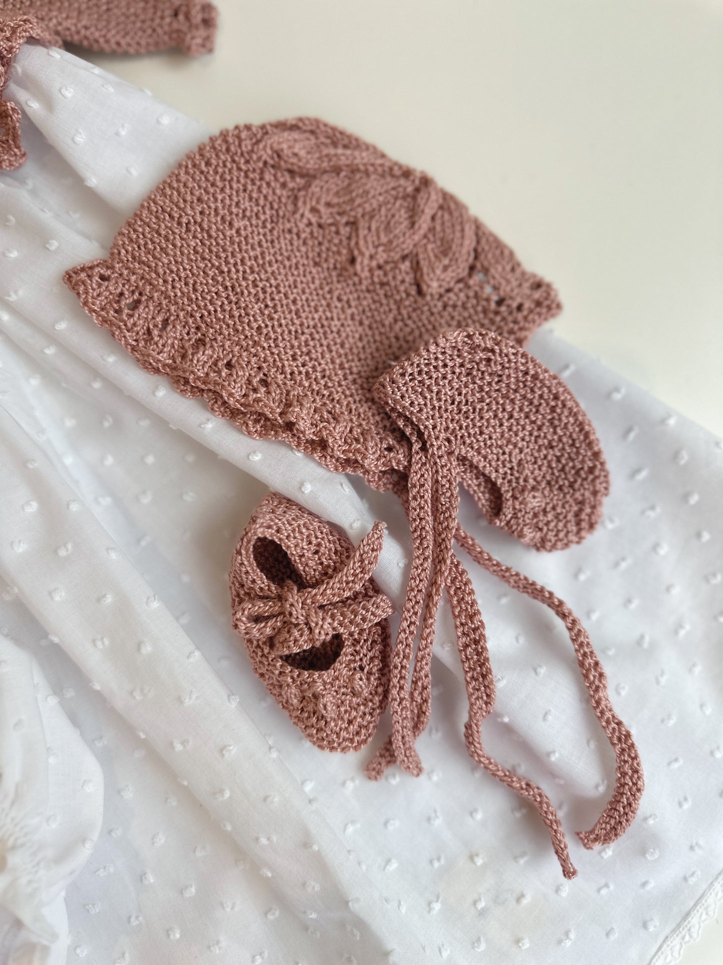 Conjunto compuesto por faldon, culotte, capota y patucos para reborn de 52 cm