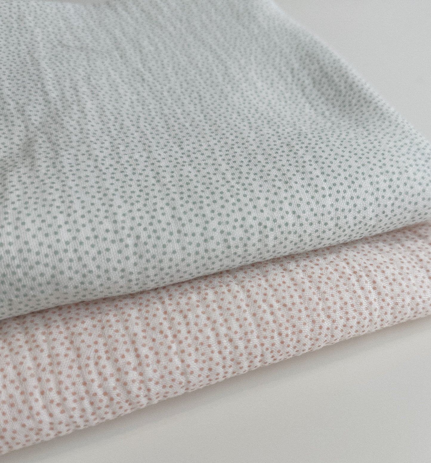 TELA ESTAMPADA DOBLE GASA TOPITOS ROSAS DE 1,5 METROS DE ANCHO. 13,50 EUROS/ METRO.