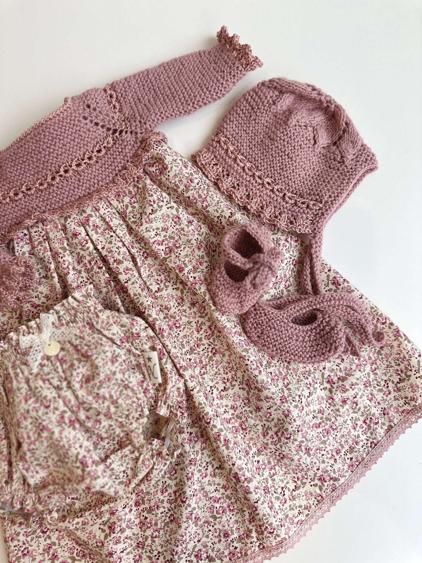 Conjunto compuesto por faldon, culotte, capota y patucos para reborn de 42 cm