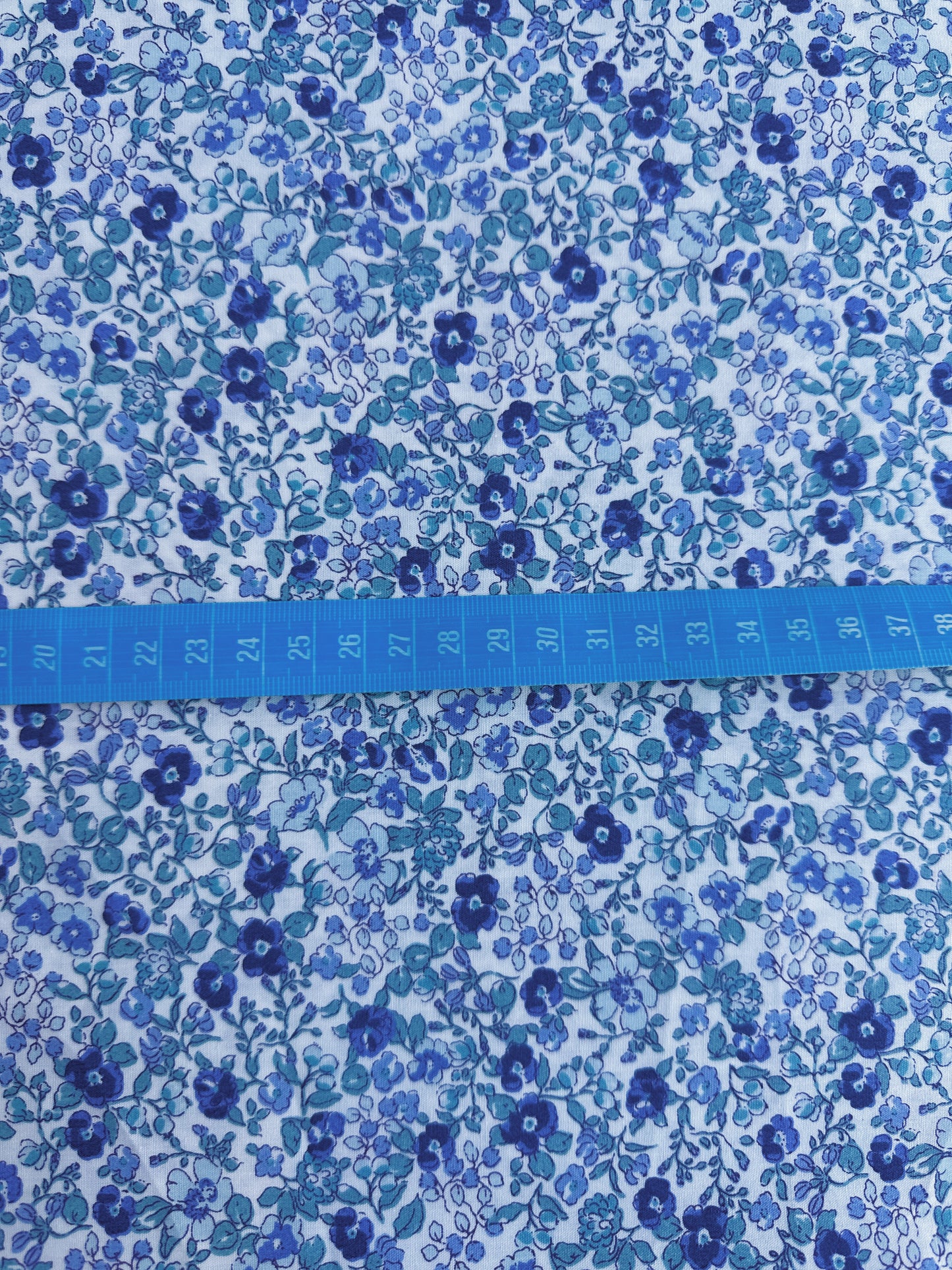TELA ESTAMPADA DE 1,5 METROS DE ANCHO. 14 EUROS/ METRO.