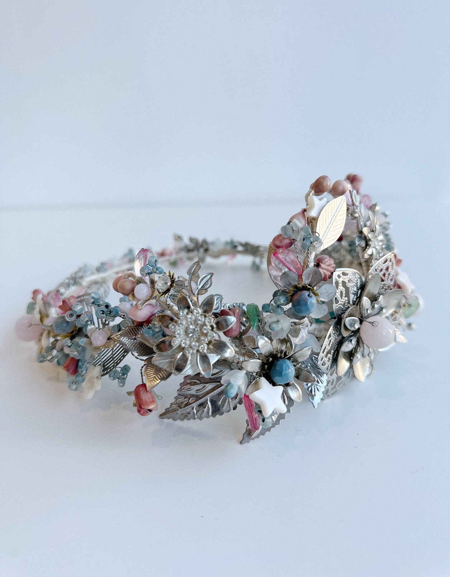 TOCADO ESTILO CORONA PLATA CON ROSA Y AZULES