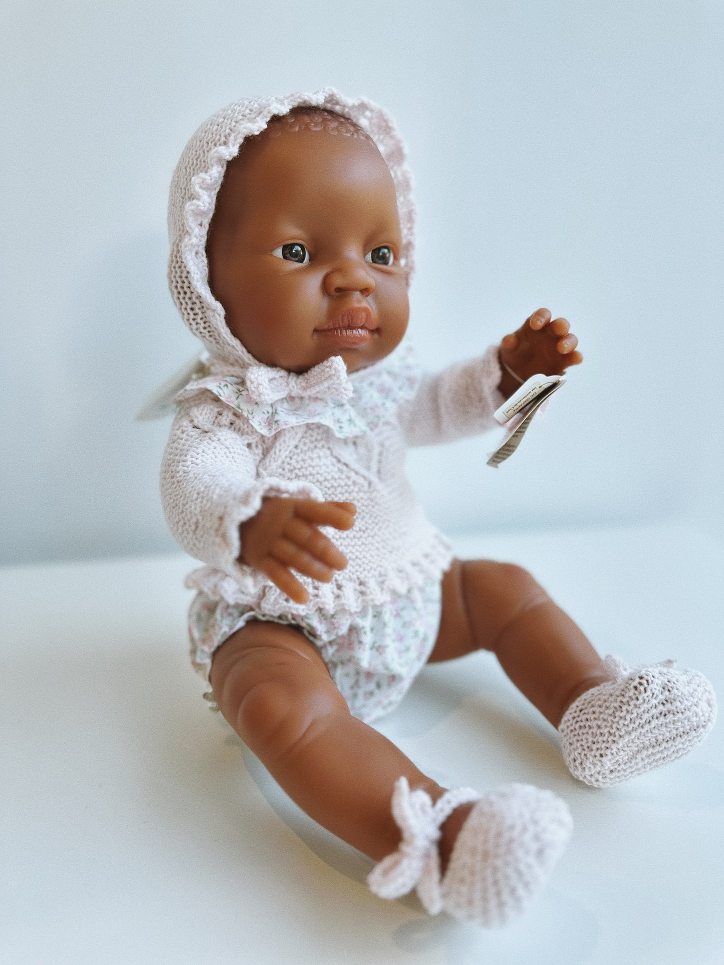 MUÑECO 42 CM VESTIDO CON CULOTTE, CUELLO, JERSEY, CAPOTA Y PATUCOS.