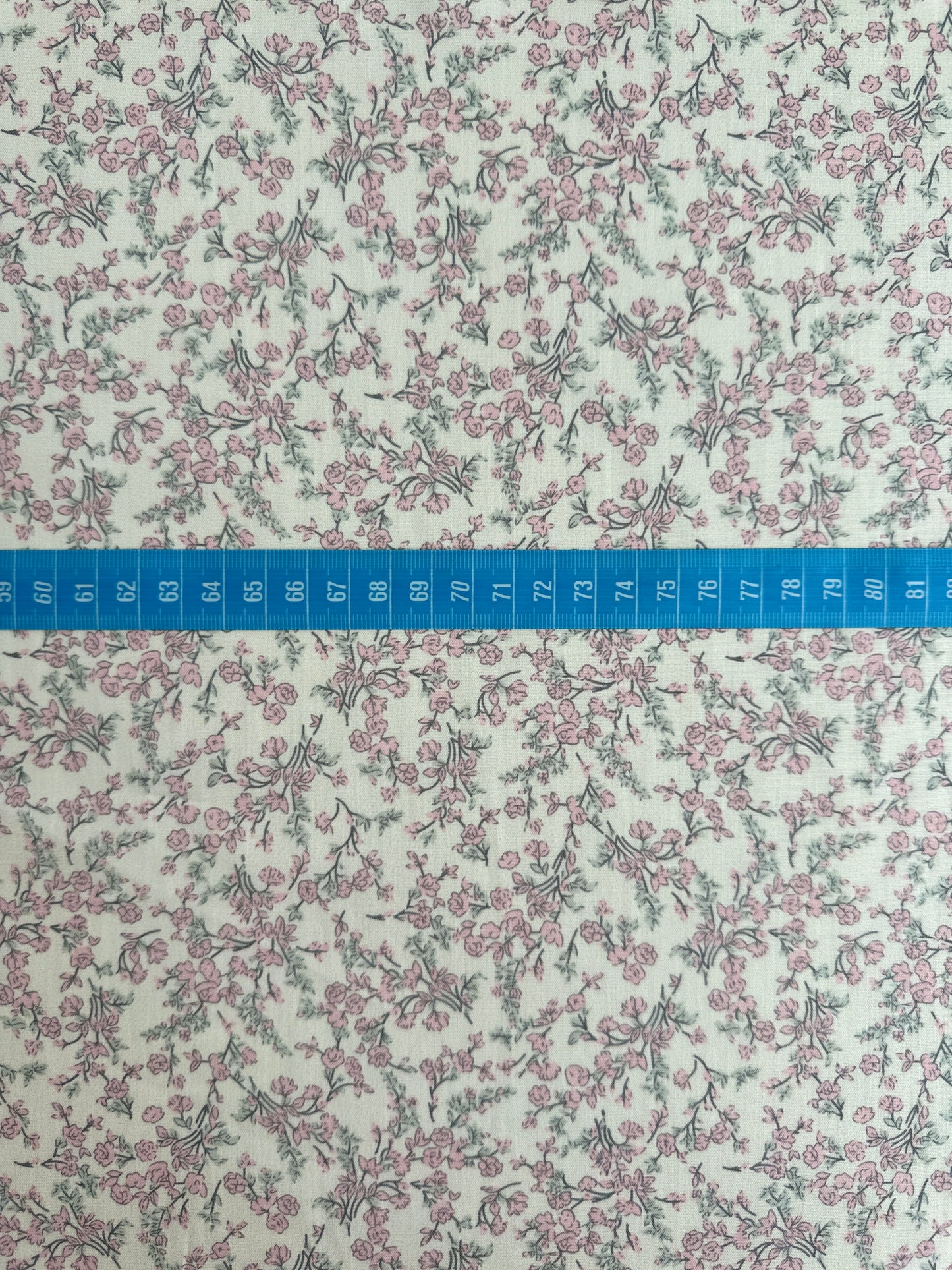 TELA ESTAMPADA DE 1,5 METROS DE ANCHO. 10 EUROS/ METRO.