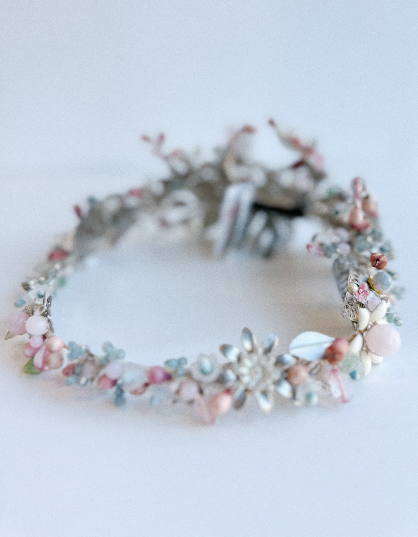 TOCADO ESTILO CORONA PLATA CON ROSA Y AZULES