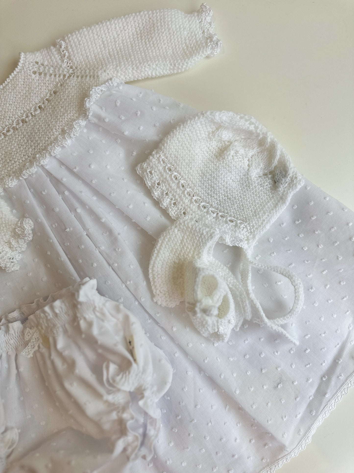 Conjunto compuesto por faldon, culotte, capota y patucos para reborn de 40 cm