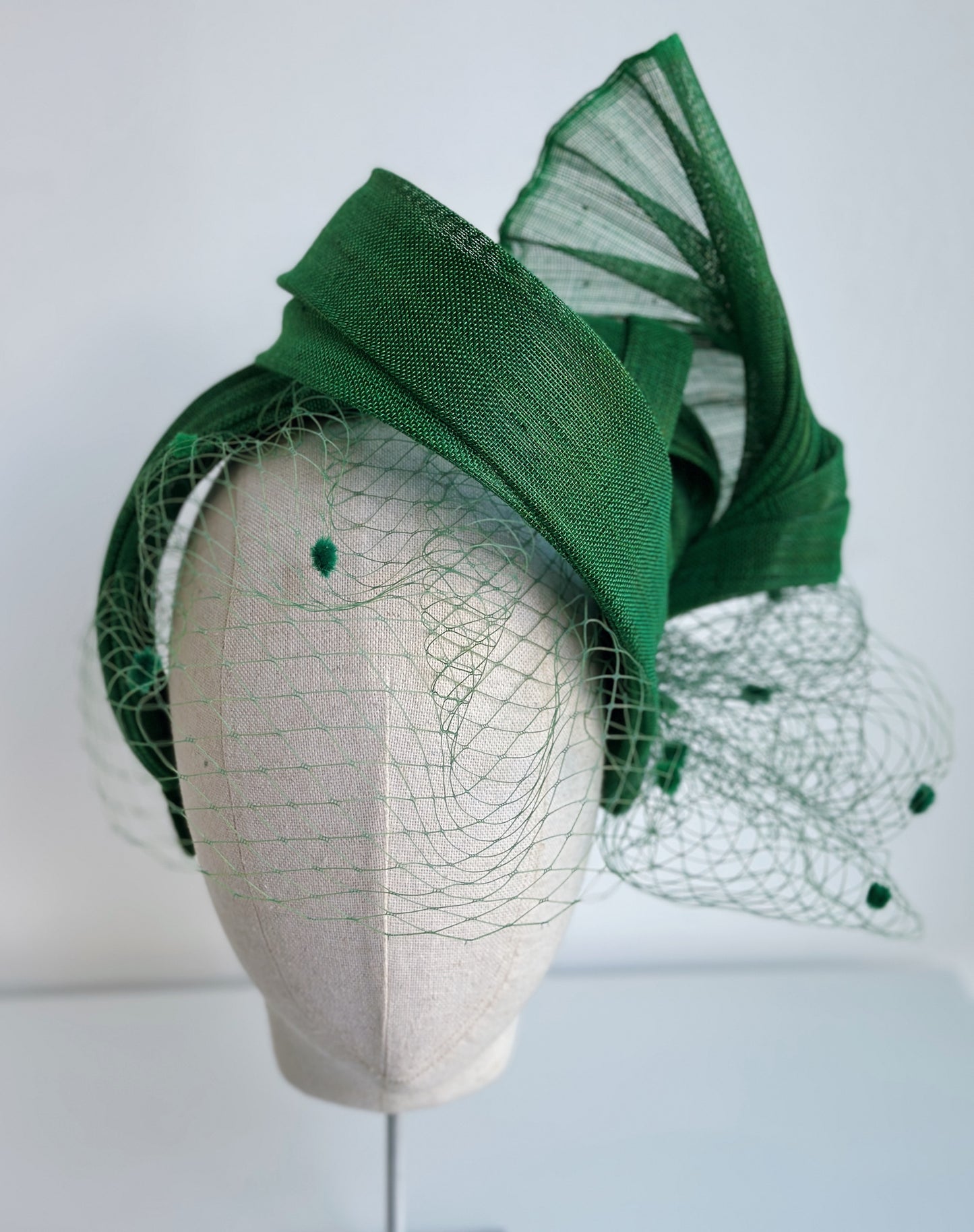 DIADEMA DE SINAMAY DE SEDA CON REDECILLA