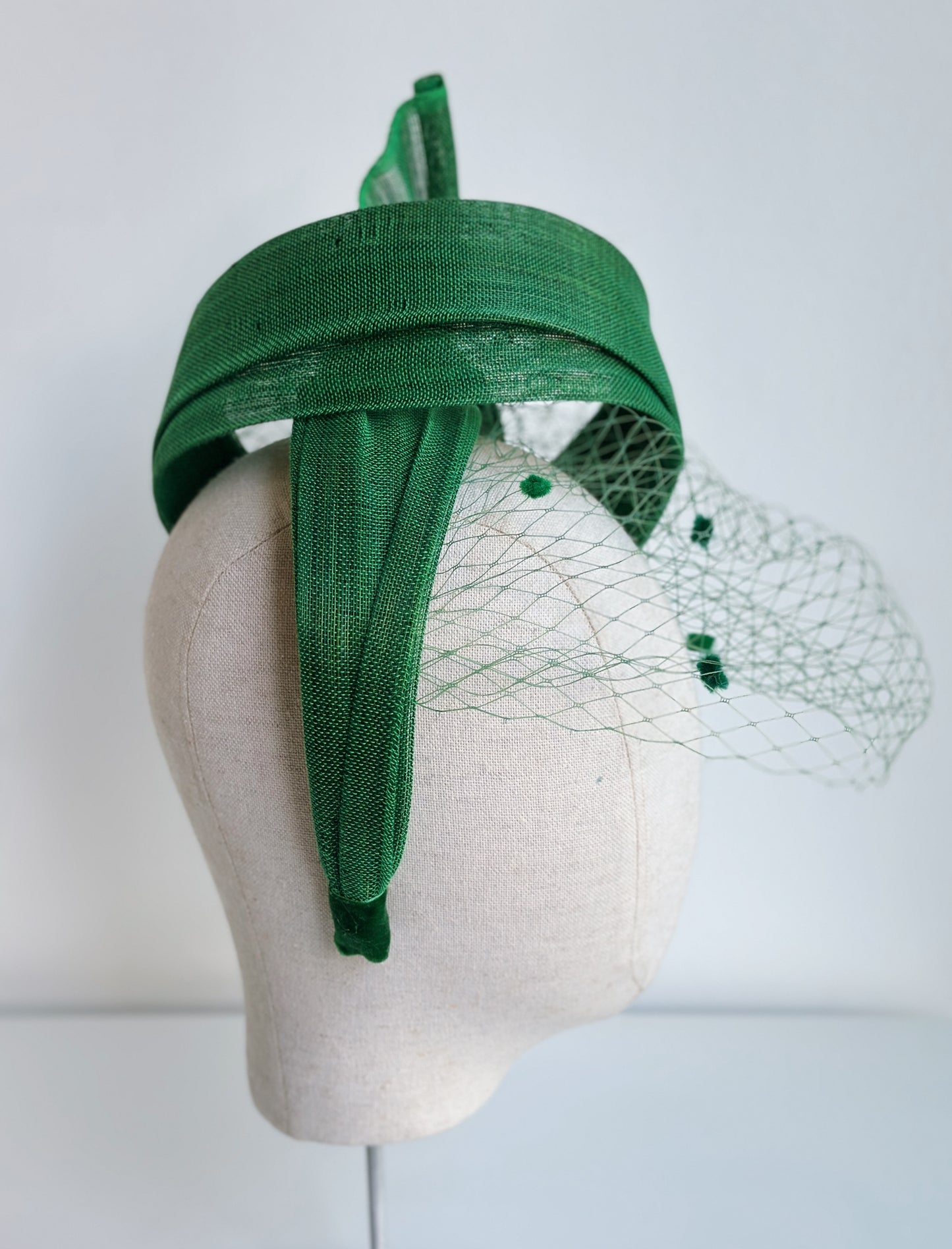 DIADEMA DE SINAMAY DE SEDA CON REDECILLA