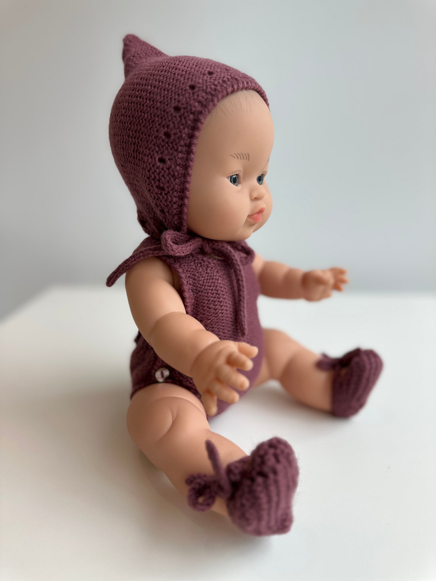 Conjunto de capota, peto y patucos hecho a maquina para muñeco Gordi de Paola Reina 34 cm