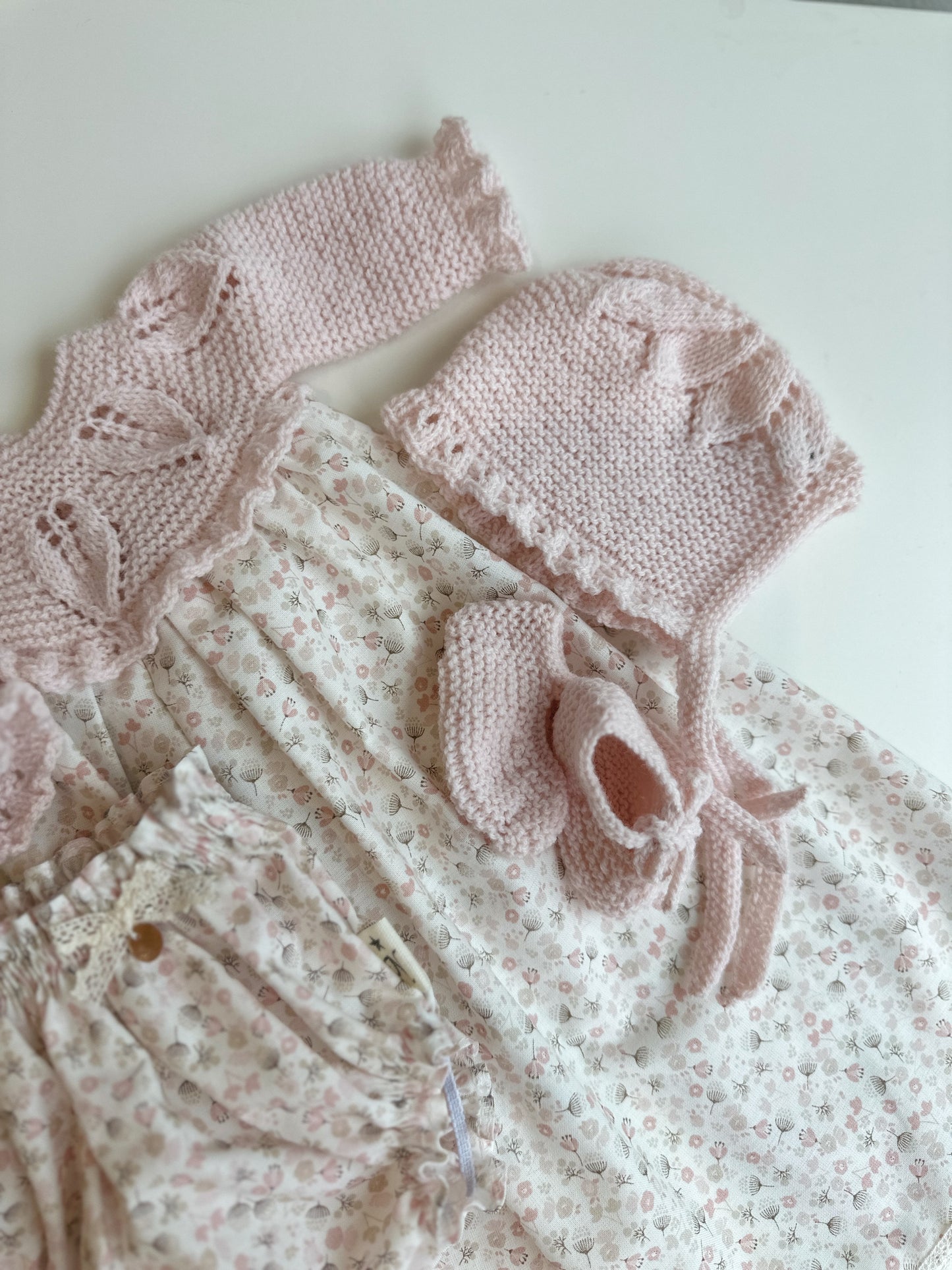 Conjunto compuesto por faldon, culotte, capota y patucos para reborn de 42 cm