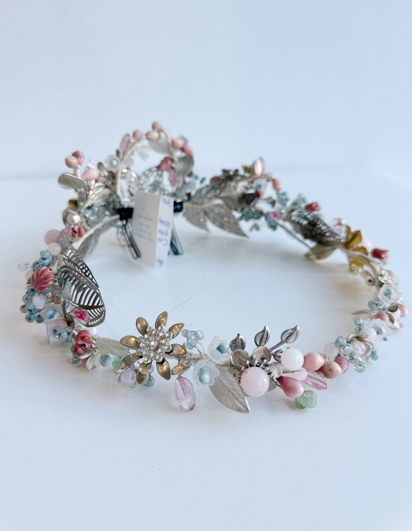 TOCADO ESTILO CORONA PLATA CON ROSA Y AZULES