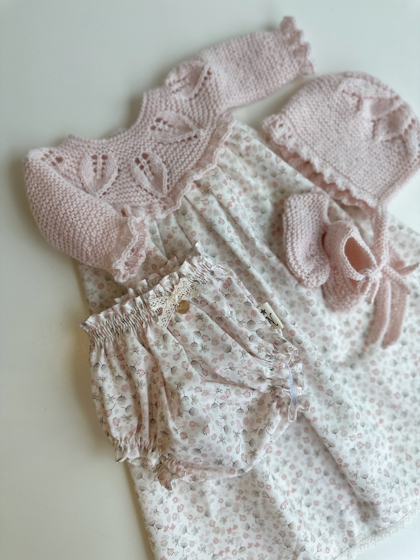 Conjunto compuesto por faldon, culotte, capota y patucos para reborn de 42 cm