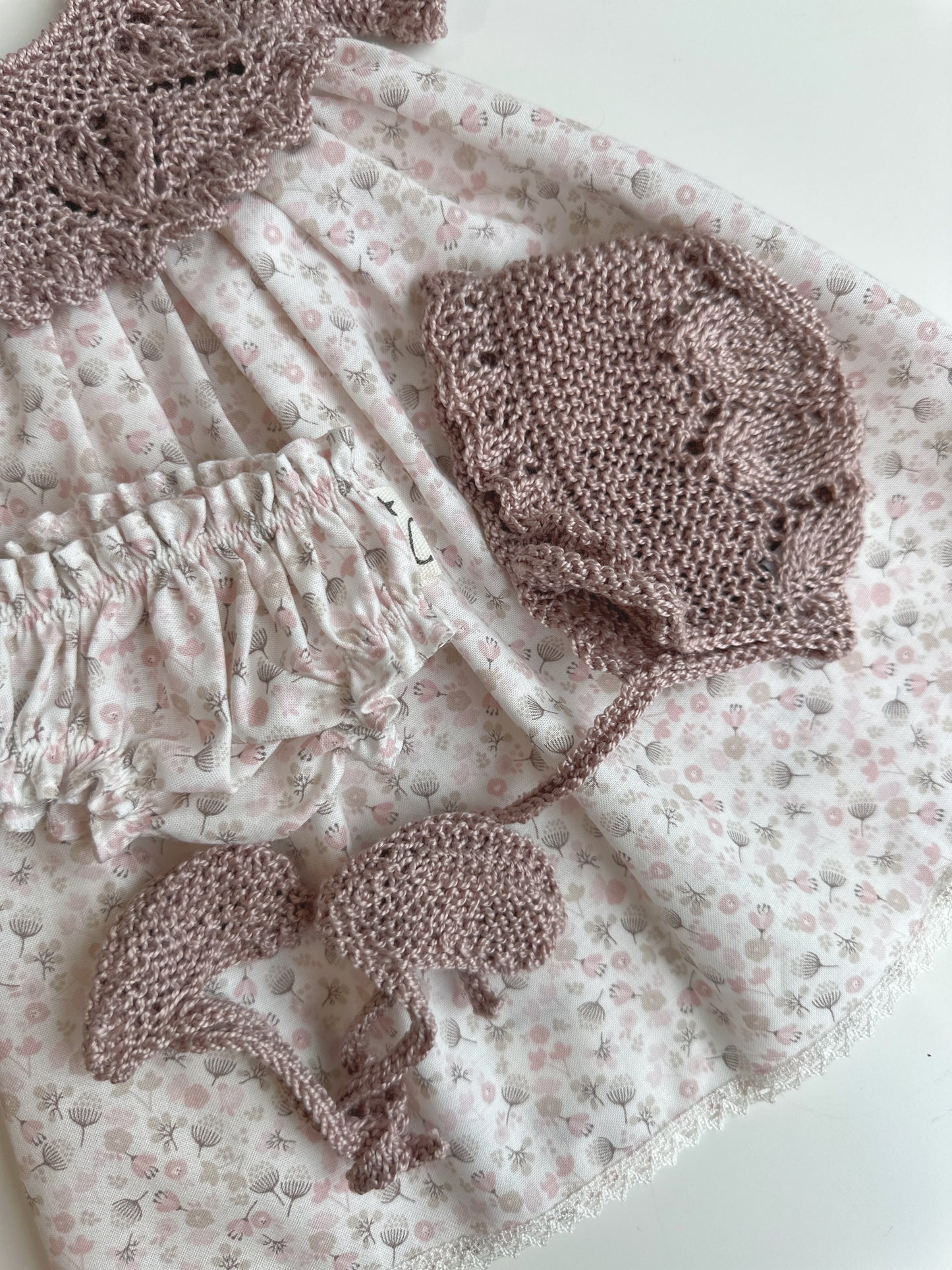 Conjunto compuesto por faldon, culotte, capota y patucos para muñecos de 34 cm