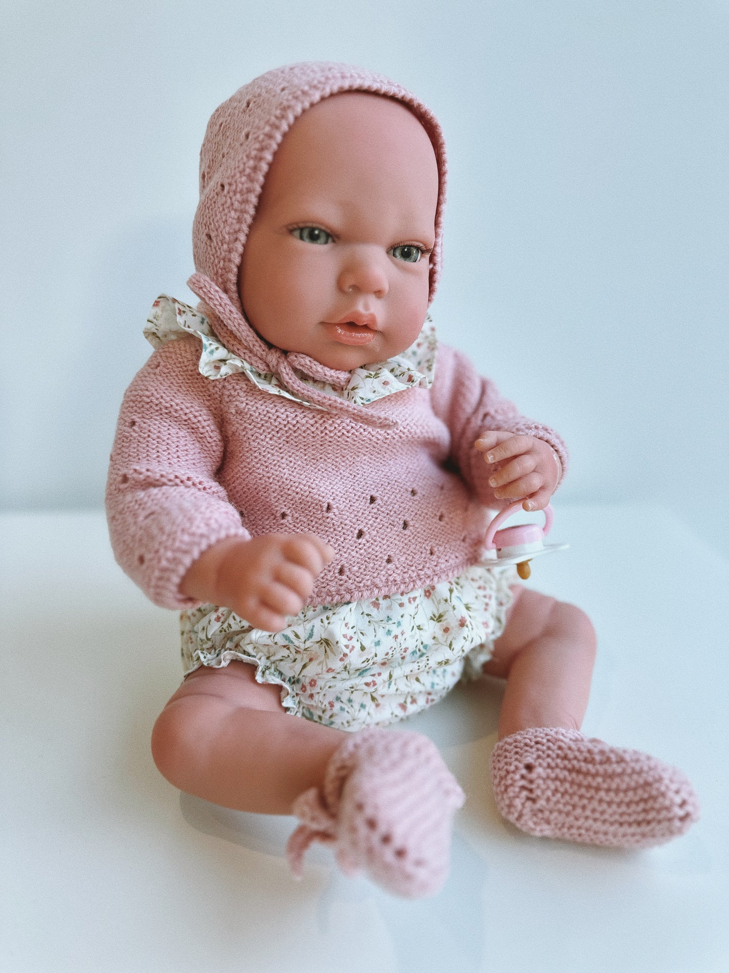 REBORN 40 CENTÍMETROS VESTIDO CON CAPOTA CON POMPON, BLUSA CON CUELLO, POLAINA, PATUCOS Y CHUPETE