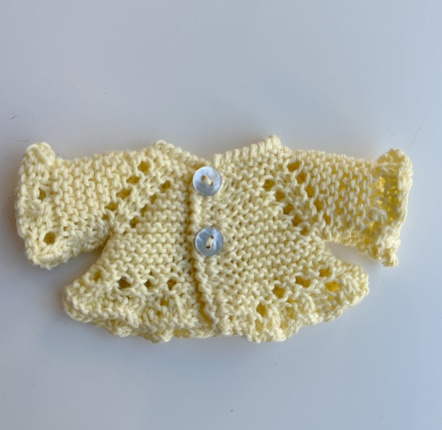 Conjunto jersey con capota y patucos algodón amarillo para muñeco de 21cm