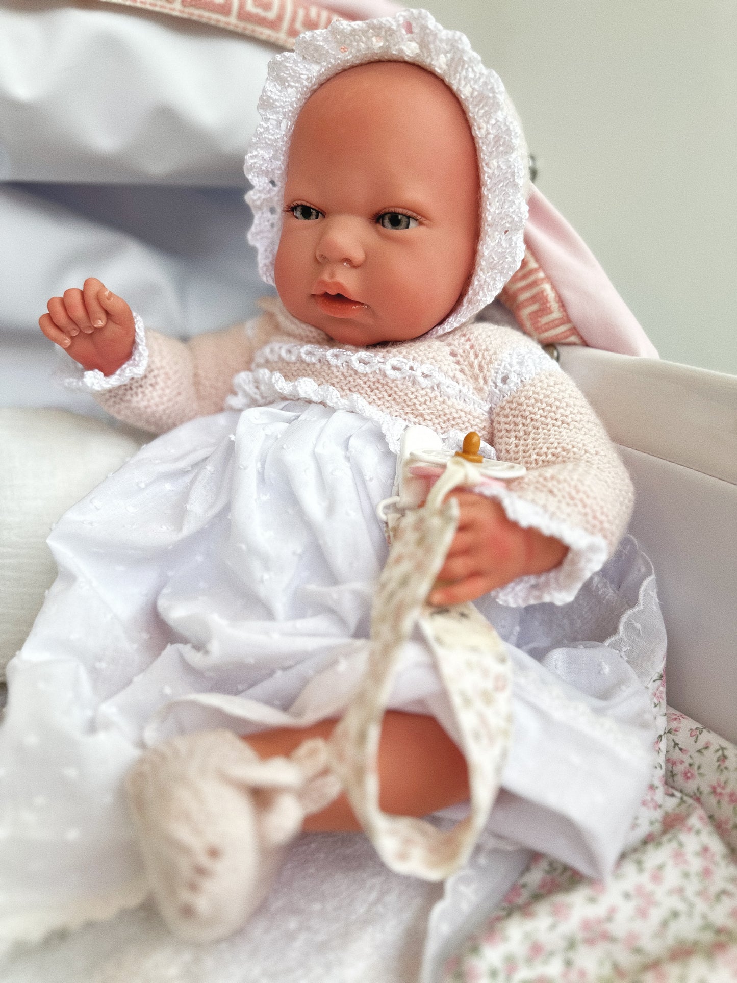 REBORN 40 CENTÍMETROS VESTIDO CON CAPOTA, CUELLO, FALDON ,CULOTTE, PATUCOS Y CHUPETE.