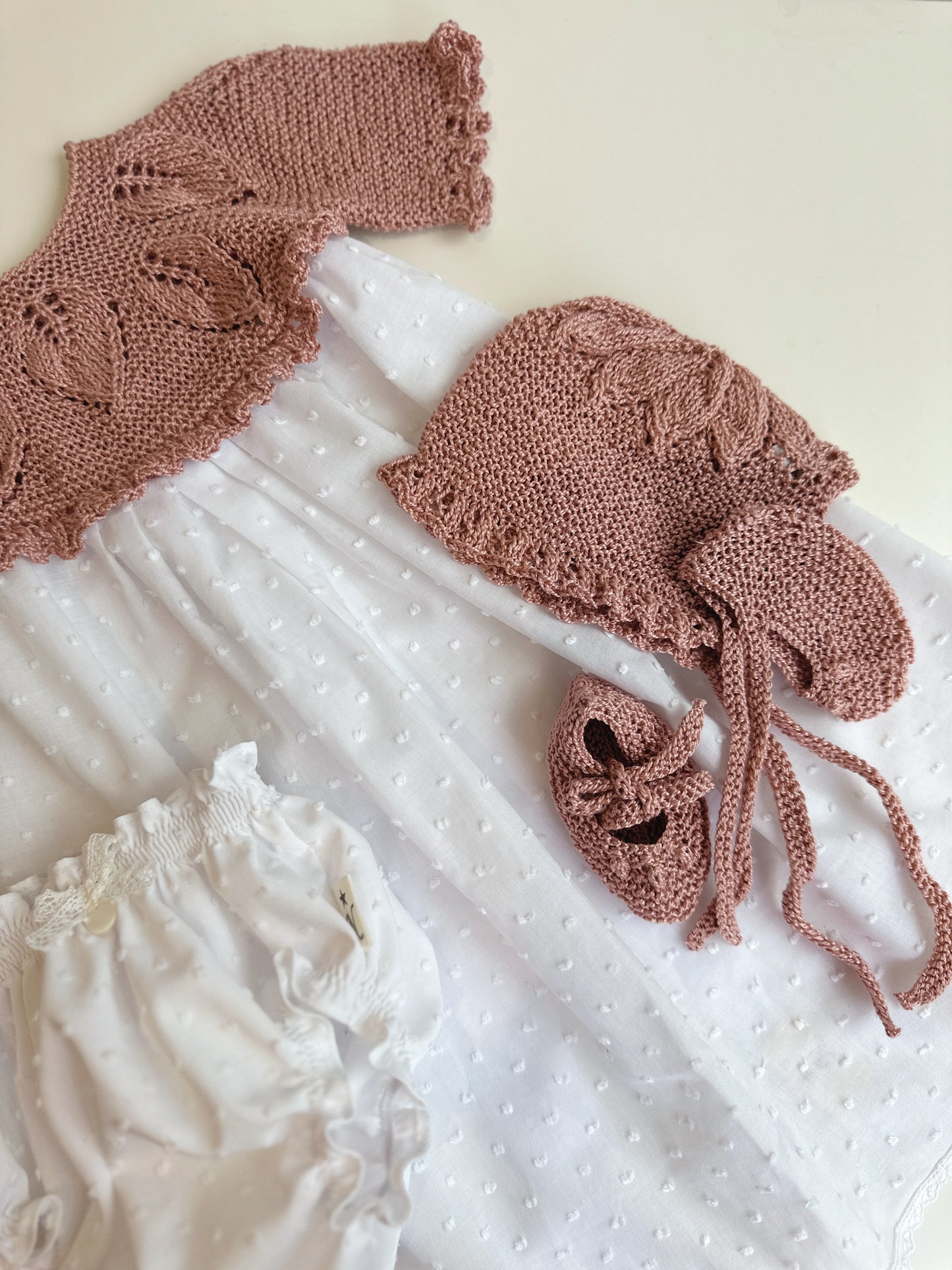 Conjunto compuesto por faldon, culotte, capota y patucos para reborn de 52 cm