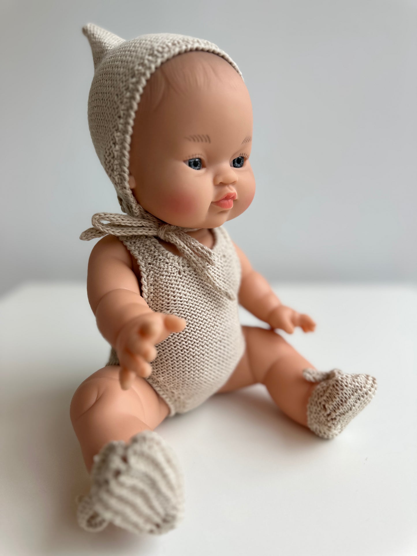 Conjunto de capota, peto y patucos hecho a maquina para muñeco Gordi de Paola Reina 34 cm