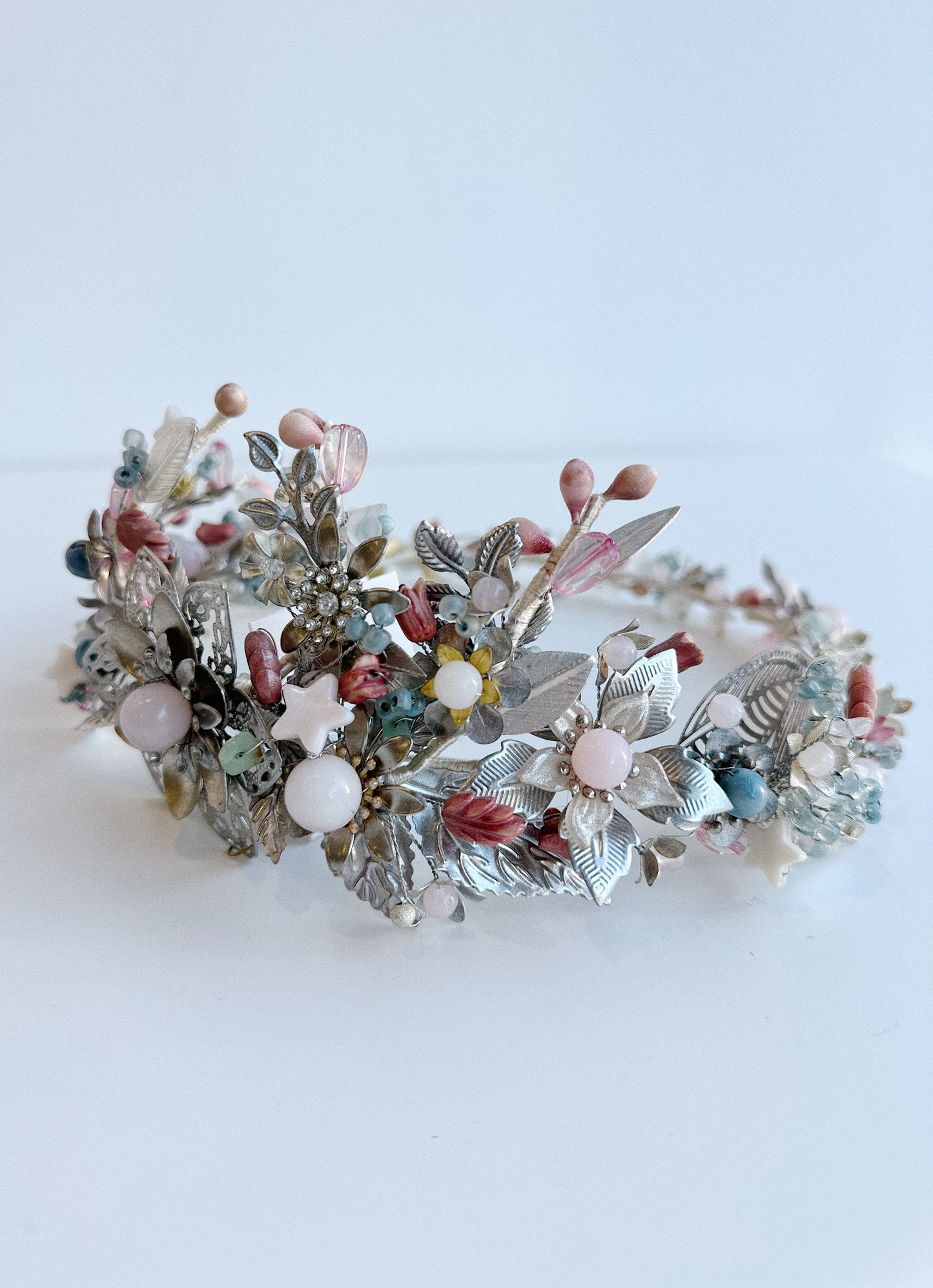 TOCADO ESTILO CORONA PLATA CON ROSA Y AZULES