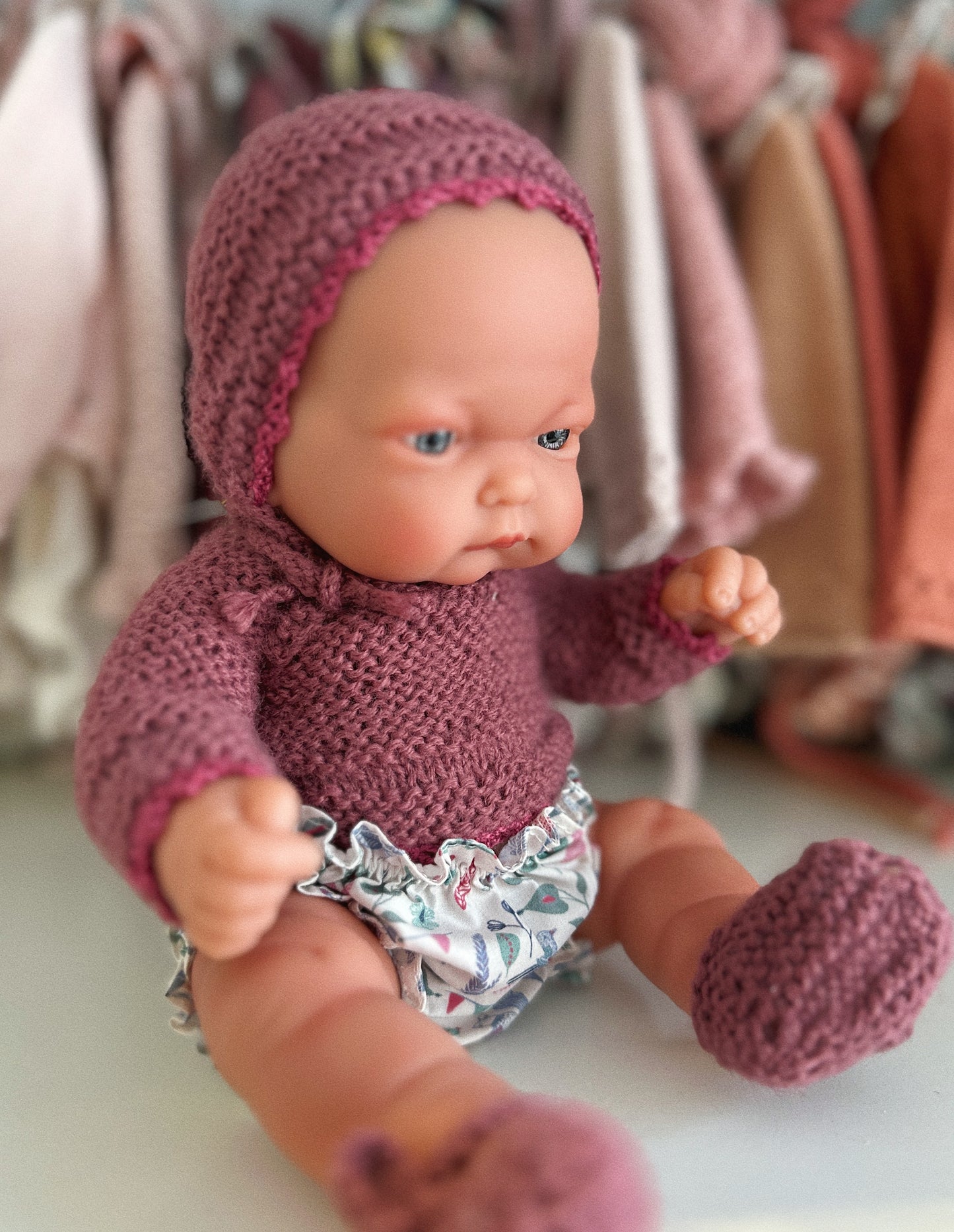 MUÑECA 26CM VESTIDA CON CULOTTE, CAPOTA DE PUNTO, JERSEY Y PATUCOS
