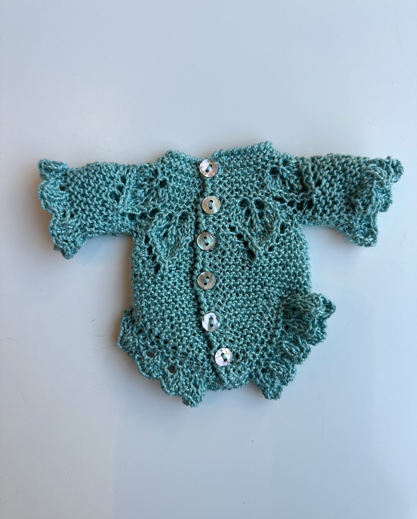 Conjunto body capota y patucos punto Perle hecho a mano
