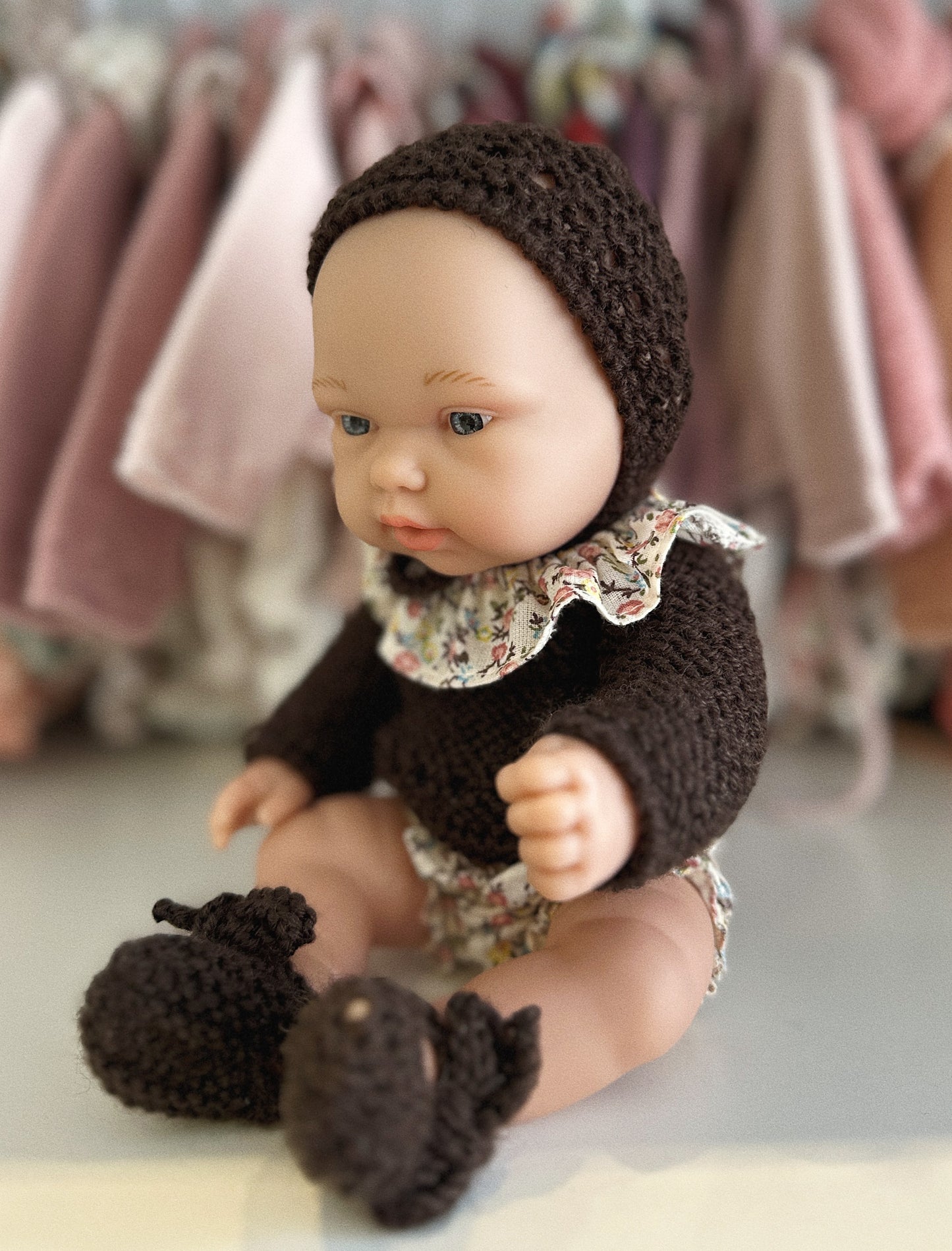 MUÑECA 26CM VESTIDA CON CULOTTE, CAPOTA DE PUNTO, JERSEY, CUELLO Y PATUCOS
