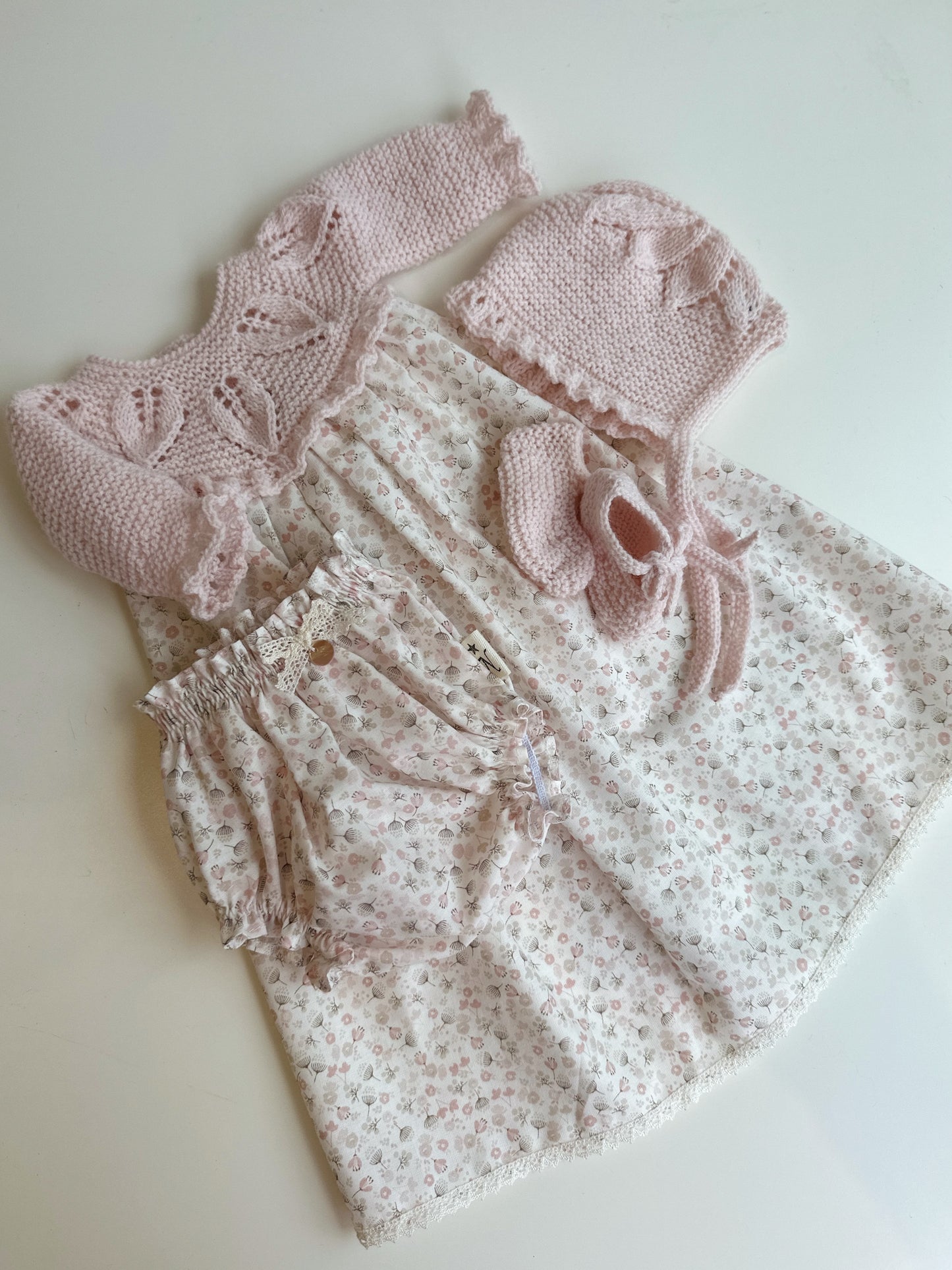 Conjunto compuesto por faldon, culotte, capota y patucos para reborn de 42 cm