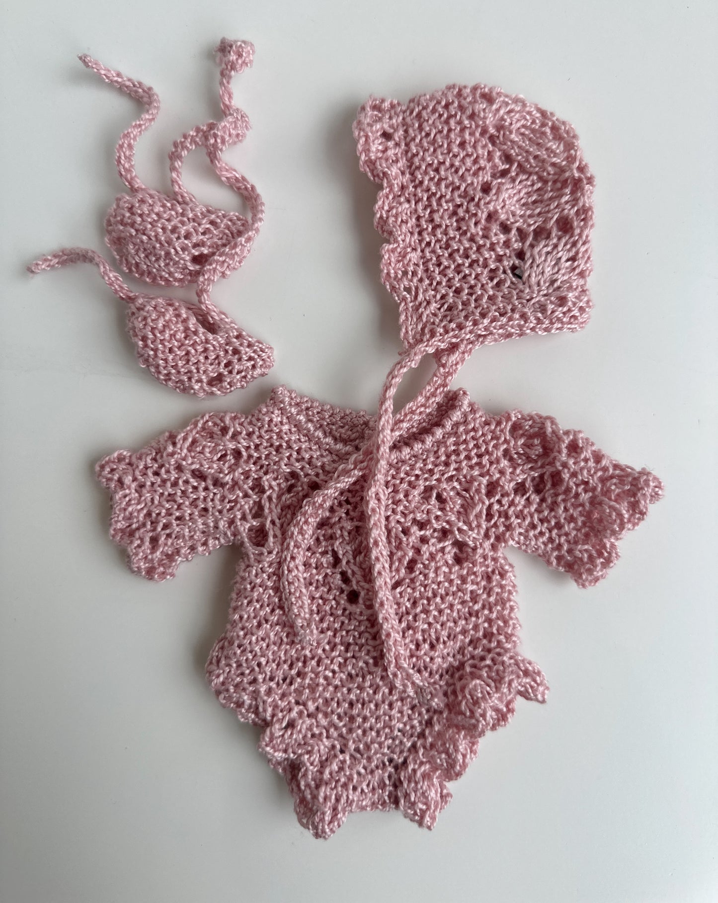 Conjunto body con capota y patucos perlé rosa viejo para muñeco de 21cm