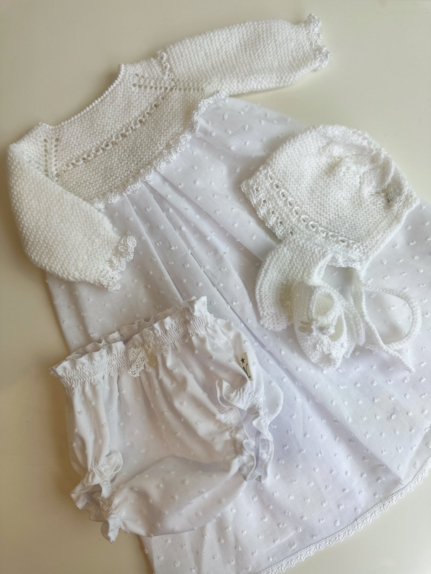 Conjunto compuesto por faldon, culotte, capota y patucos para reborn de 40 cm