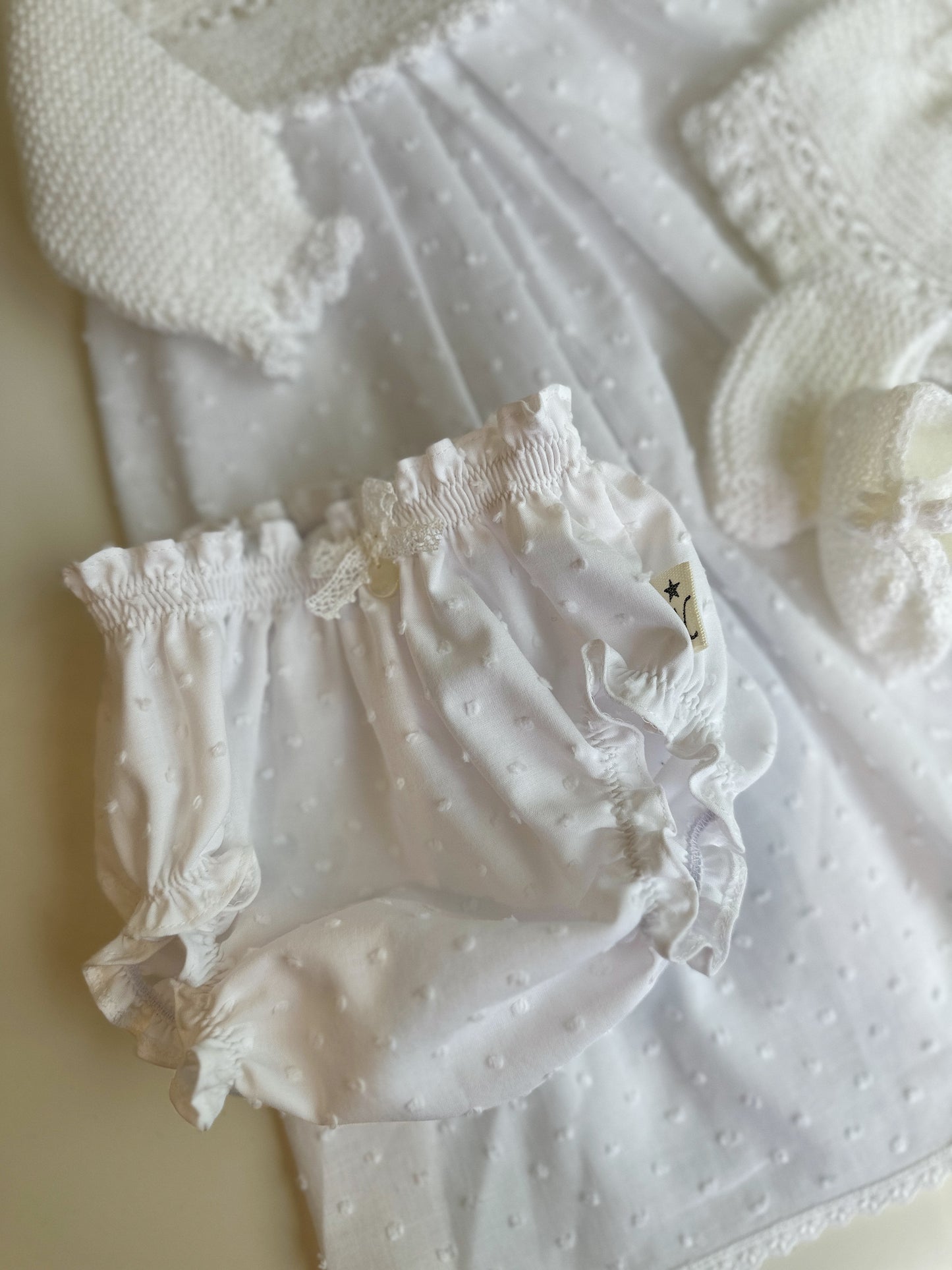Conjunto compuesto por faldon, culotte, capota y patucos para reborn de 40 cm