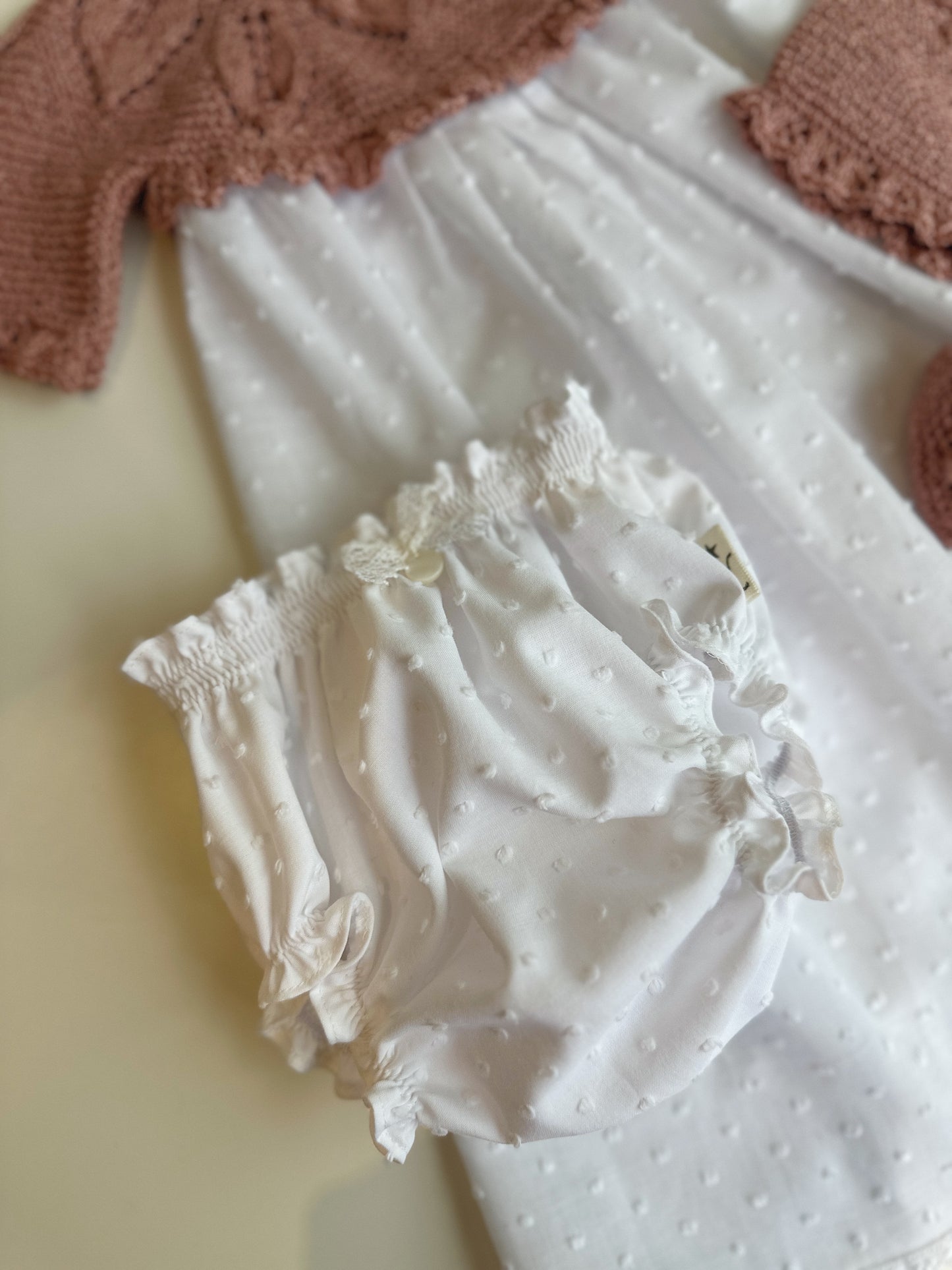 Conjunto compuesto por faldon, culotte, capota y patucos para reborn de 52 cm
