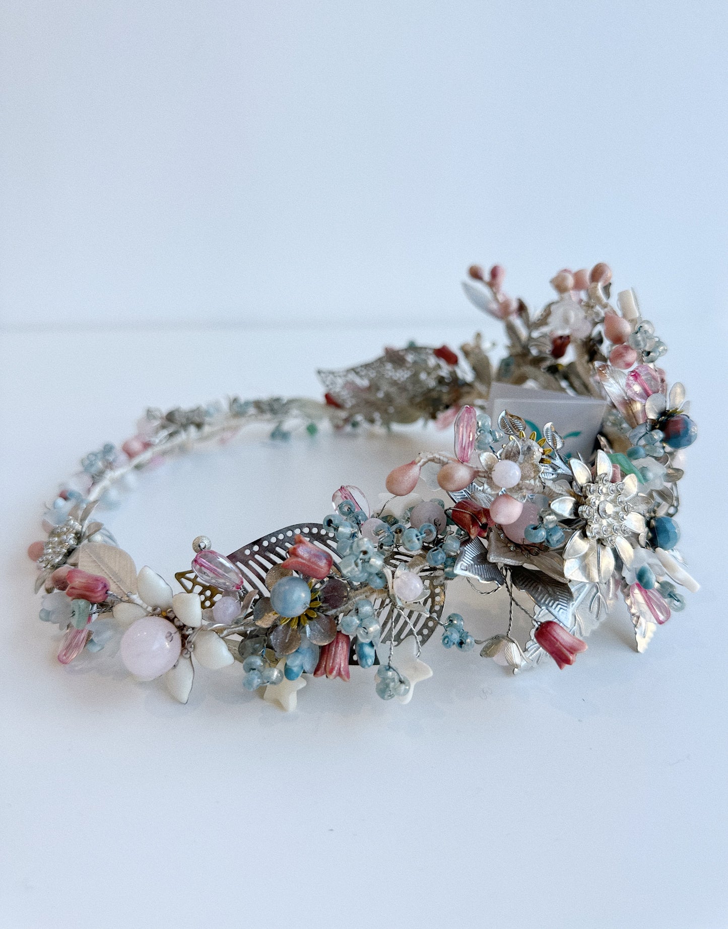 TOCADO ESTILO CORONA PLATA CON ROSA Y AZULES