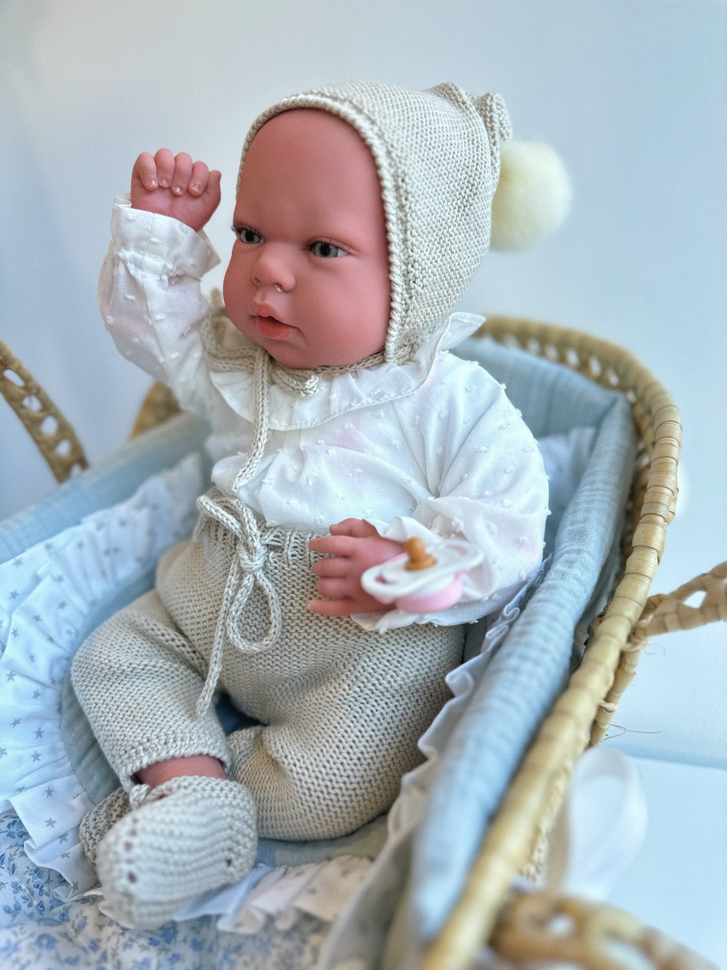 REBORN 40 CENTÍMETROS VESTIDO CON CAPOTA CON POMPON, BLUSA CON CUELLO, POLAINA, PATUCOS Y CHUPETE